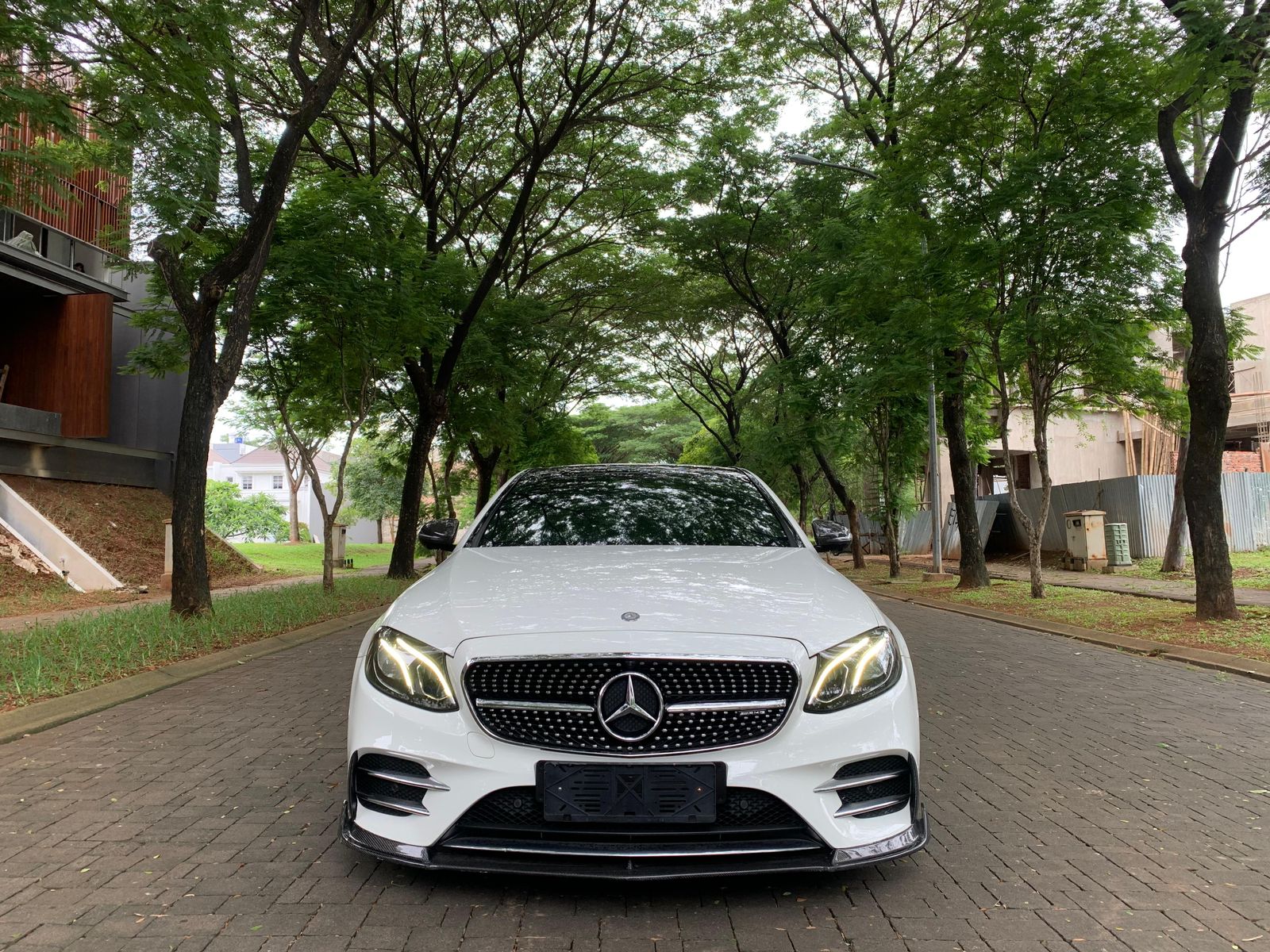 2017 Mercedes Benz E-Class  E 300 AVANTGARDE AMG 2017 Mercedes Benz E-Class  E 300 AVANTGARDE AMG