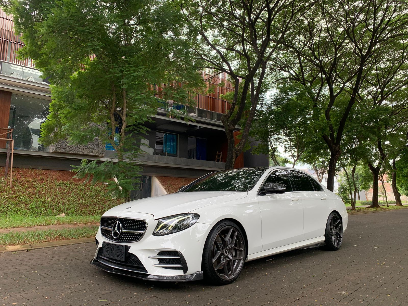 2017 Mercedes Benz E-Class  E 300 AVANTGARDE AMG 2017 Mercedes Benz E-Class  E 300 AVANTGARDE AMG