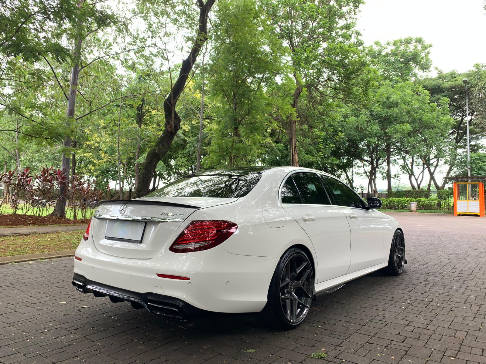 2017 Mercedes Benz E-Class  E 300 AVANTGARDE AMG 2017 Mercedes Benz E-Class  E 300 AVANTGARDE AMG