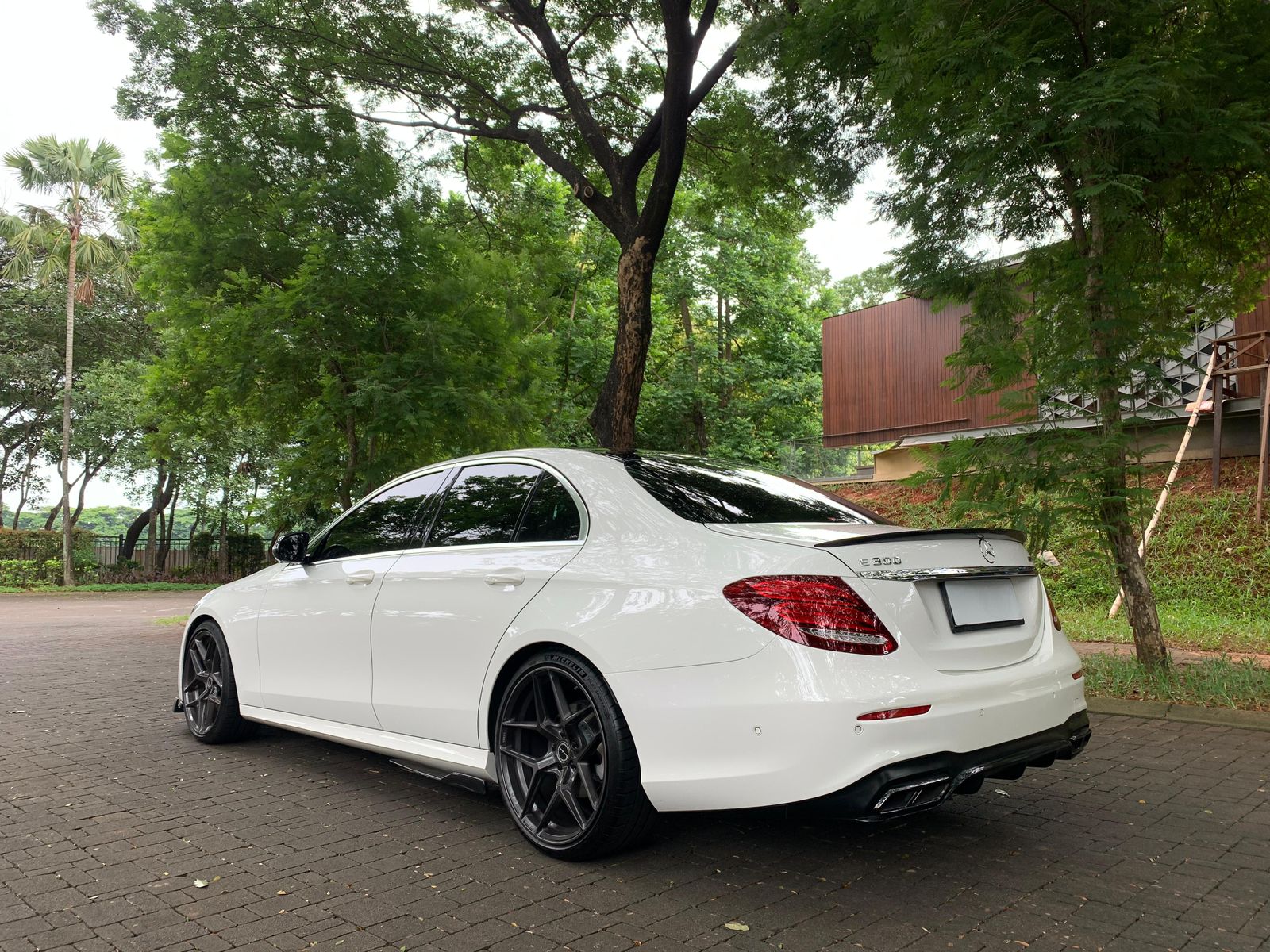 2017 Mercedes Benz E-Class  E 300 AVANTGARDE AMG 2017 Mercedes Benz E-Class  E 300 AVANTGARDE AMG