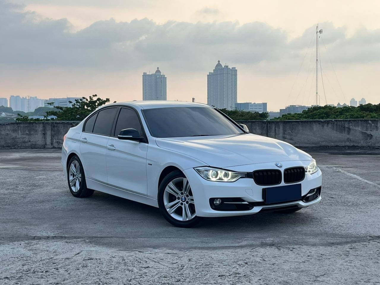 2015 BMW 3 Series Sedan  320i F30 SPORT Bekas 2015 BMW 3 Series Sedan  320i F30 SPORT Bekas