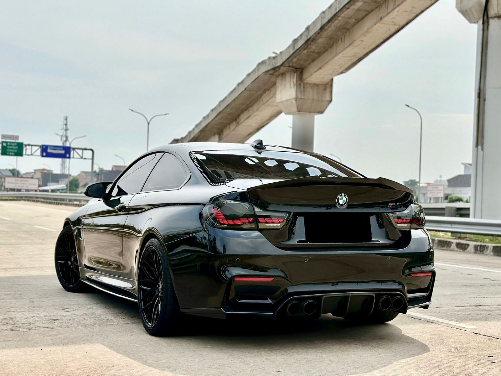 2015 BMW M4 Coupe  3.0 L AT 2015 BMW M4 Coupe  3.0 L AT