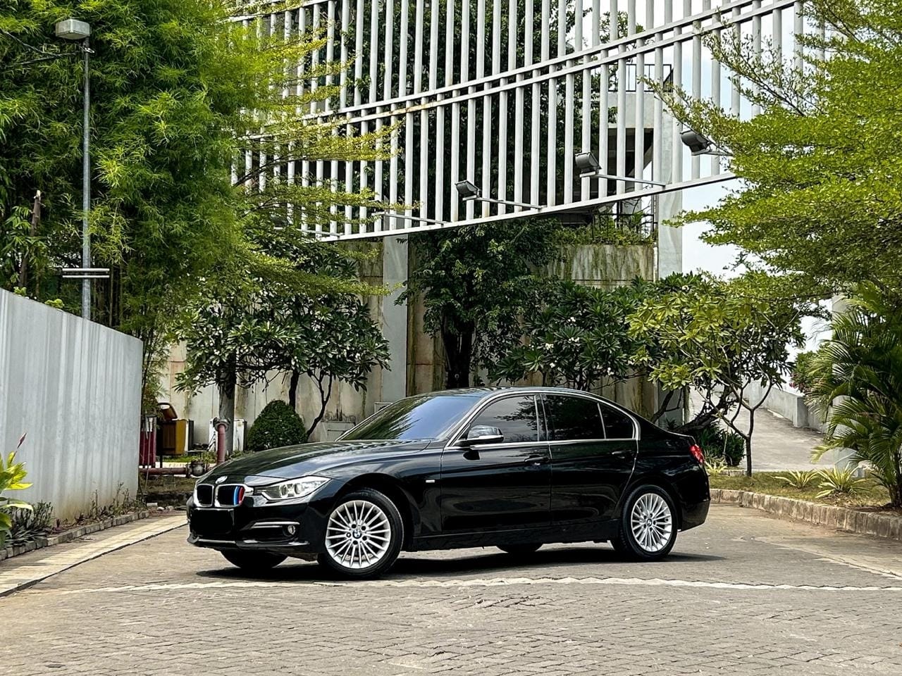 Second Hand 2012 BMW 3 Series Gran Turismo 320i LUXURY Second Hand 2012 BMW 3 Series Gran Turismo 320i LUXURY