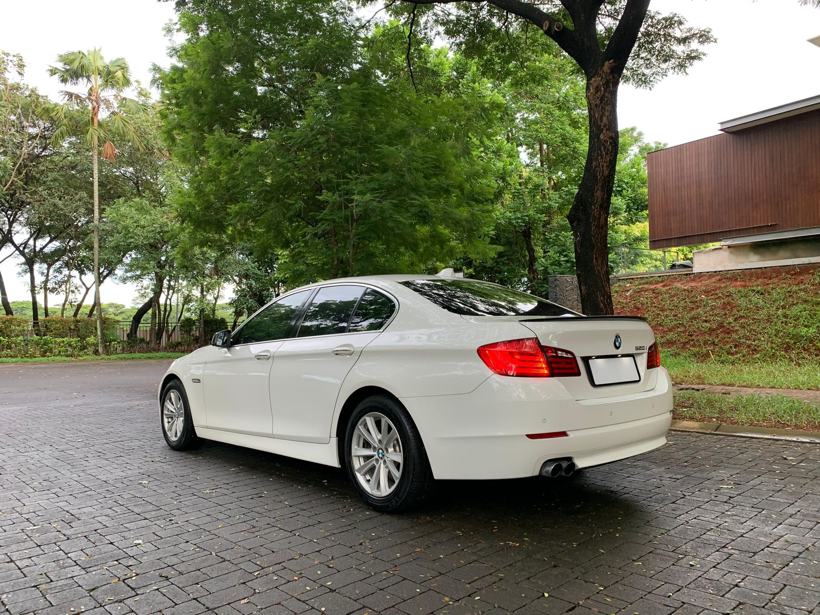 2013 BMW 5 Series Sedan  520i A/T F 10 2013 BMW 5 Series Sedan  520i A/T F 10