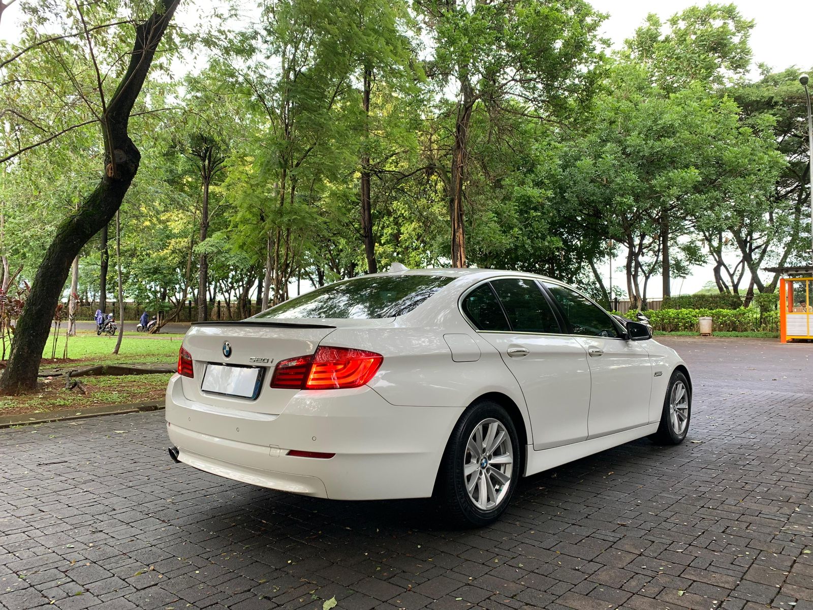 2013 BMW 5 Series Sedan  520i A/T F 10 2013 BMW 5 Series Sedan  520i A/T F 10