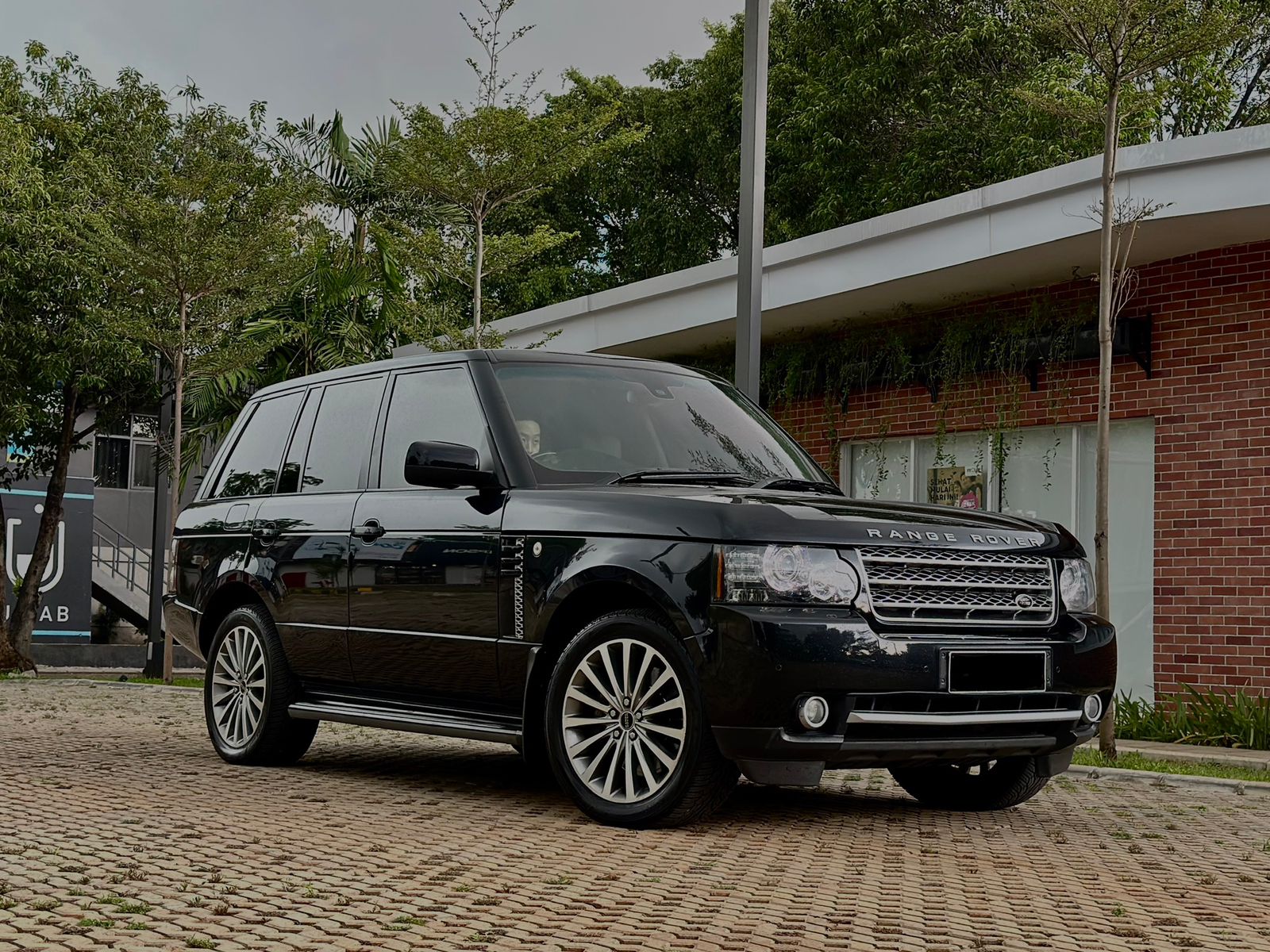 2012 Land Rover Range Rover  V8 5.0 VOGUE Bekas 2012 Land Rover Range Rover  V8 5.0 VOGUE Bekas
