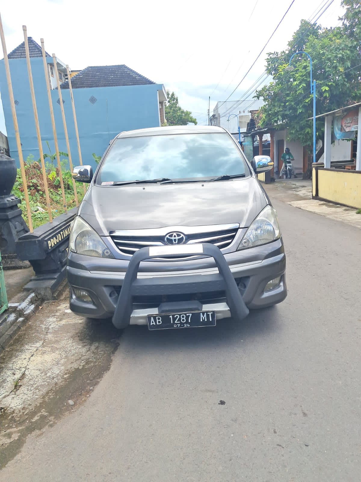 Second Hand 2011 Toyota Innova DIESEL G 2.5 MT Second Hand 2011 Toyota Innova DIESEL G 2.5 MT
