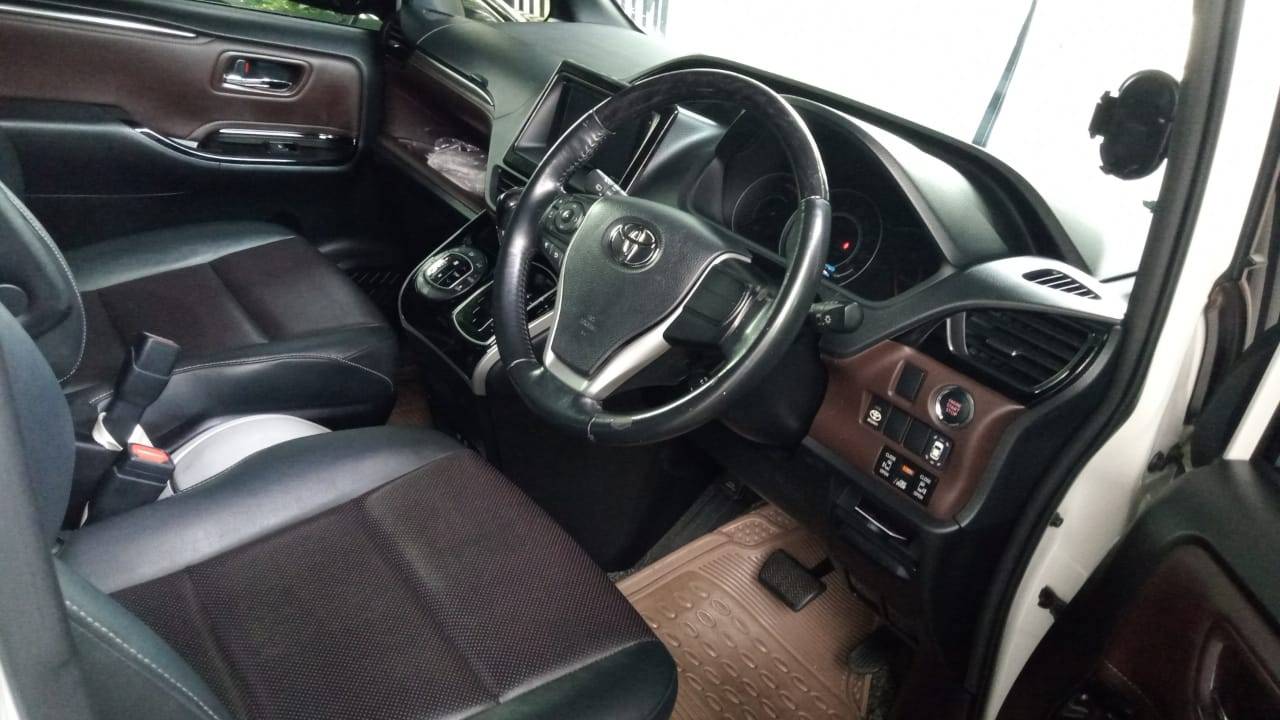 2020 Toyota Voxy 2.0L AT 2020 Toyota Voxy 2.0L AT