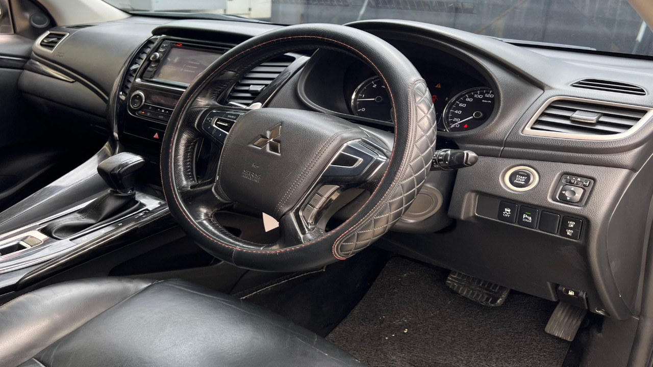 2016 Mitsubishi Pajero Sport Dakar AT 4x2 2016 Mitsubishi Pajero Sport Dakar AT 4x2