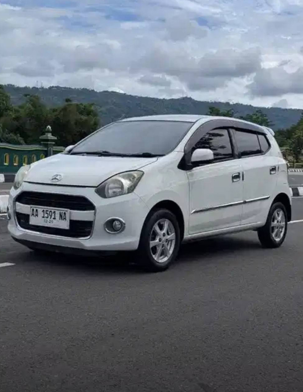 2015 Daihatsu Ayla  1.0 X MT 2015 Daihatsu Ayla  1.0 X MT