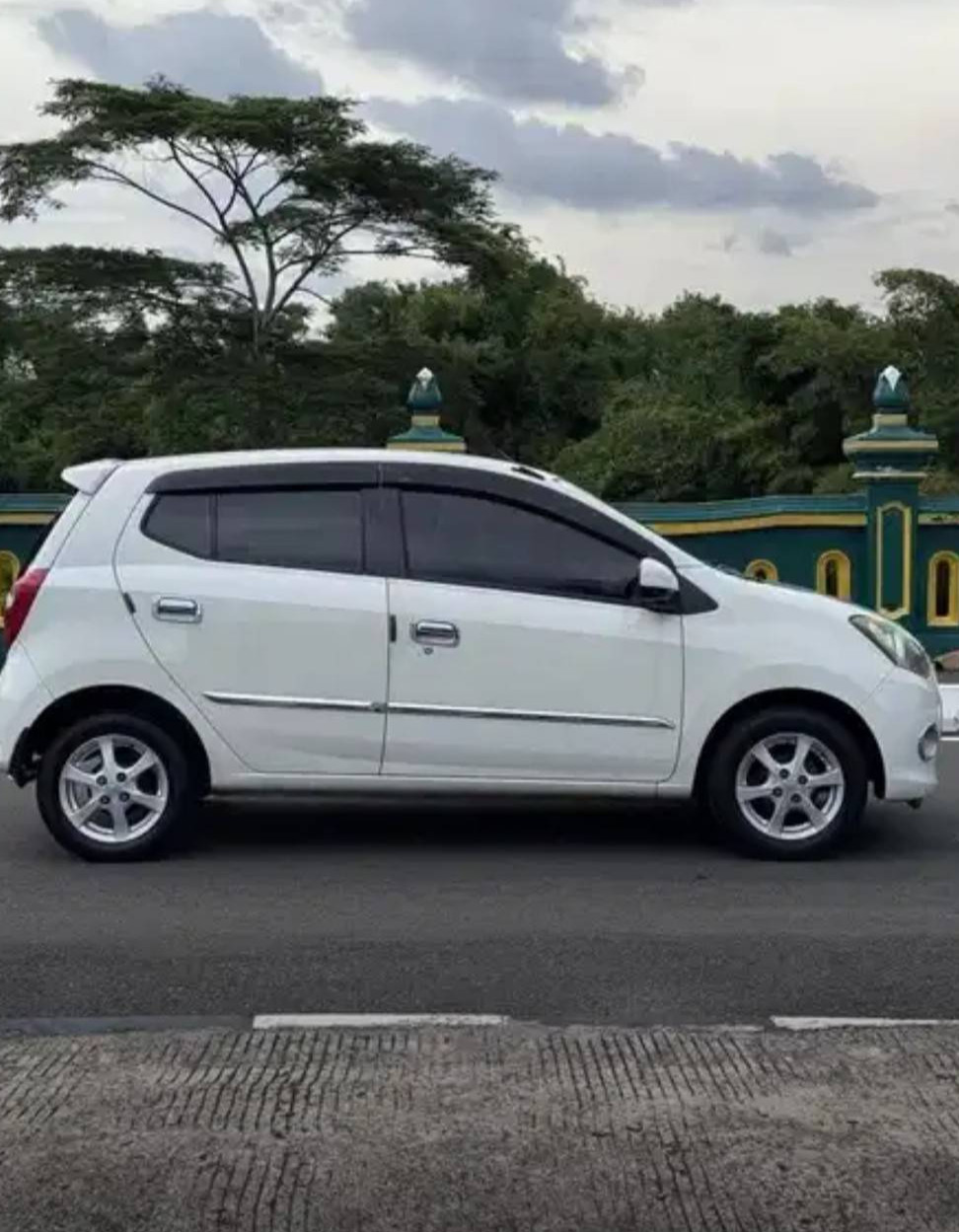 2015 Daihatsu Ayla  1.0 X MT 2015 Daihatsu Ayla  1.0 X MT