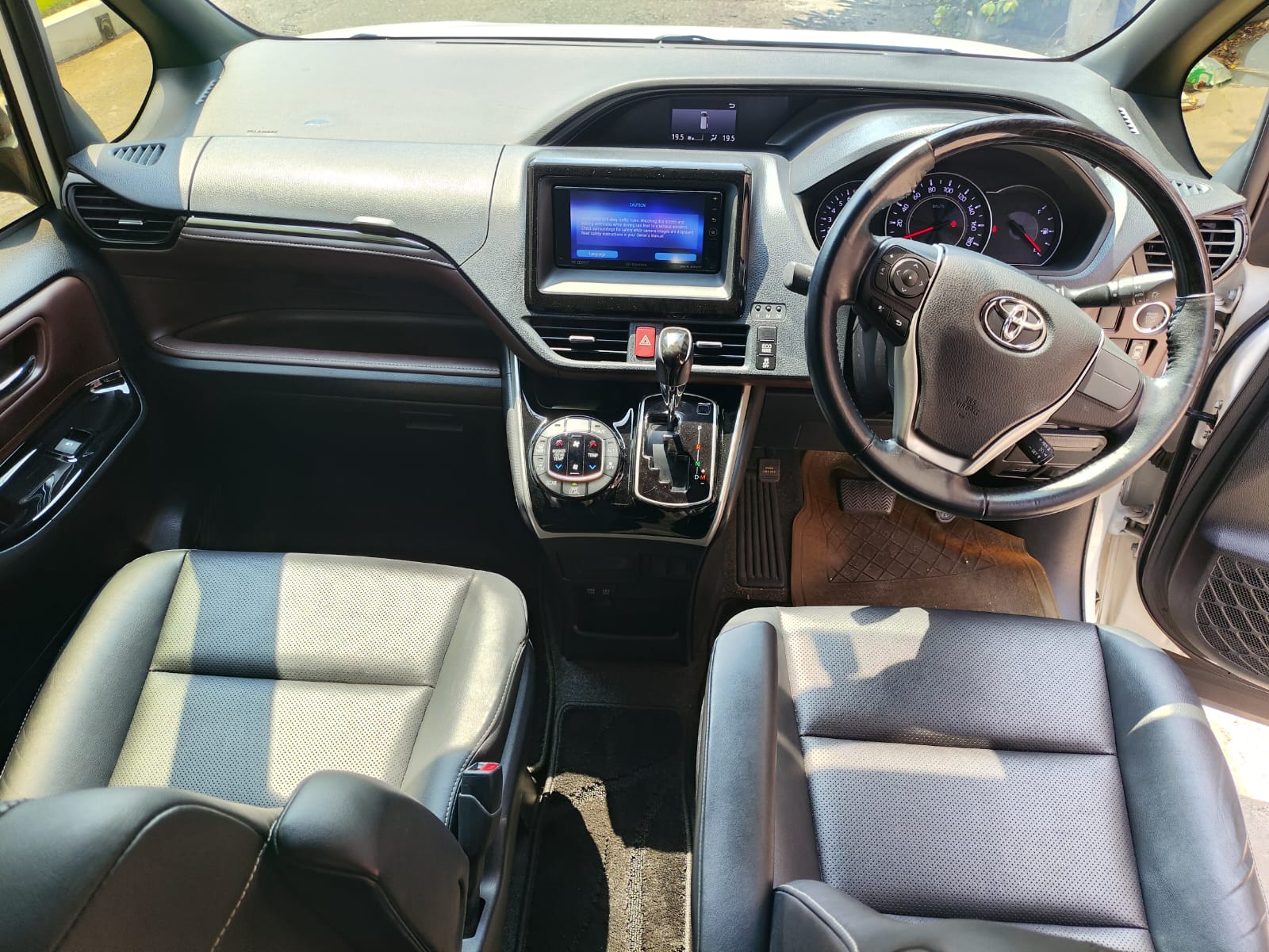 2018 Toyota Voxy 2.0L AT 2018 Toyota Voxy 2.0L AT