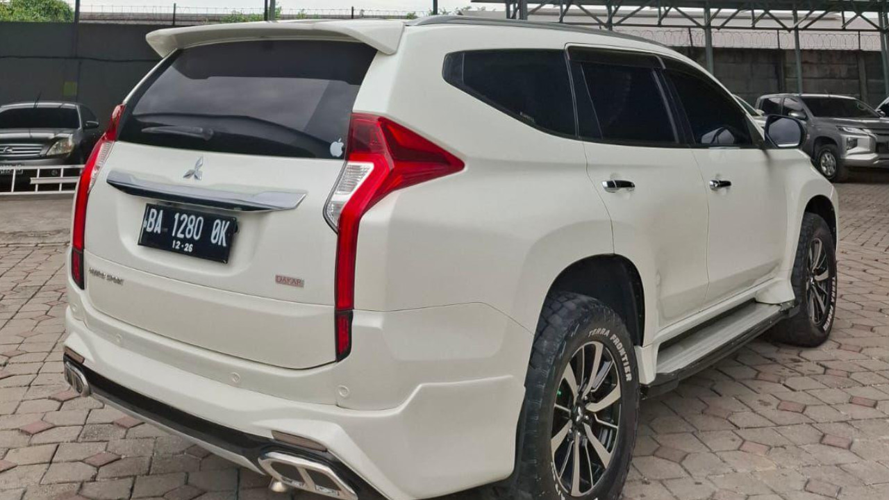 2016 Mitsubishi Pajero Sport Dakar AT 4x2 2016 Mitsubishi Pajero Sport Dakar AT 4x2