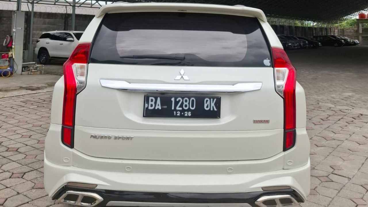 2016 Mitsubishi Pajero Sport Dakar AT 4x2 2016 Mitsubishi Pajero Sport Dakar AT 4x2