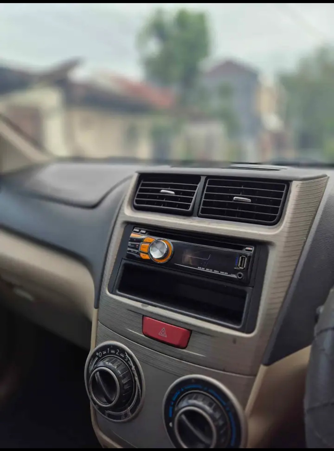 2014 Daihatsu Xenia  1.3 X MT 2014 Daihatsu Xenia  1.3 X MT