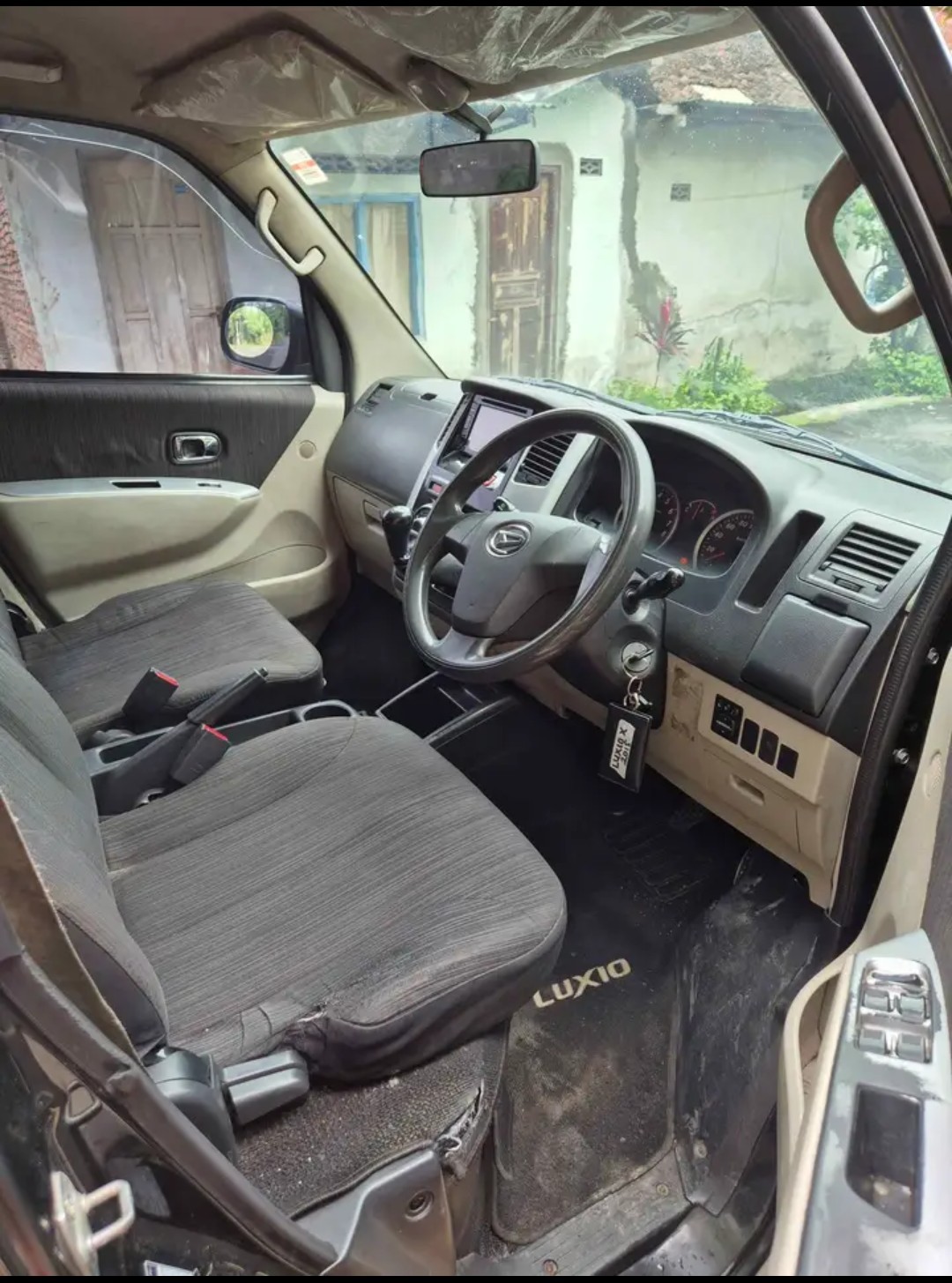 2015 Daihatsu Luxio  X MT 2015 Daihatsu Luxio  X MT