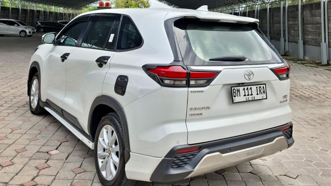 2022 Toyota Kijang Innova Zenix Hybrid EV 2022 Toyota Kijang Innova Zenix Hybrid EV