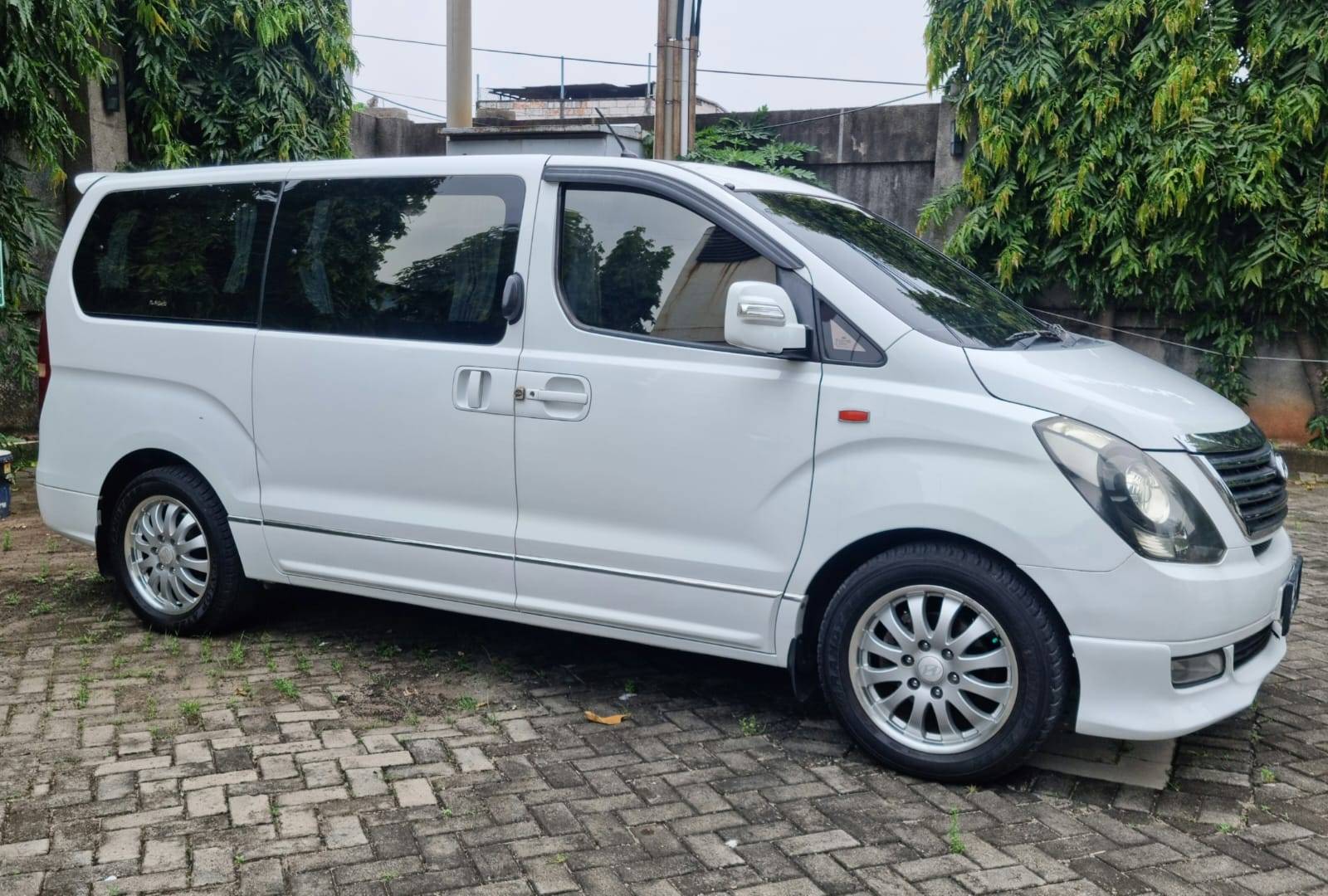 Old 2012 Hyundai H1 2.4L ELEGANCE AT 2.4L ELEGANCE AT