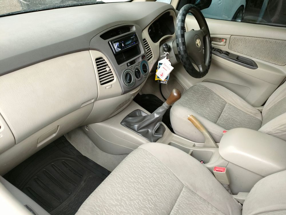 Dijual 2010 Toyota Kijang Innova 2.0 E MT 2.0 E MT Bekas