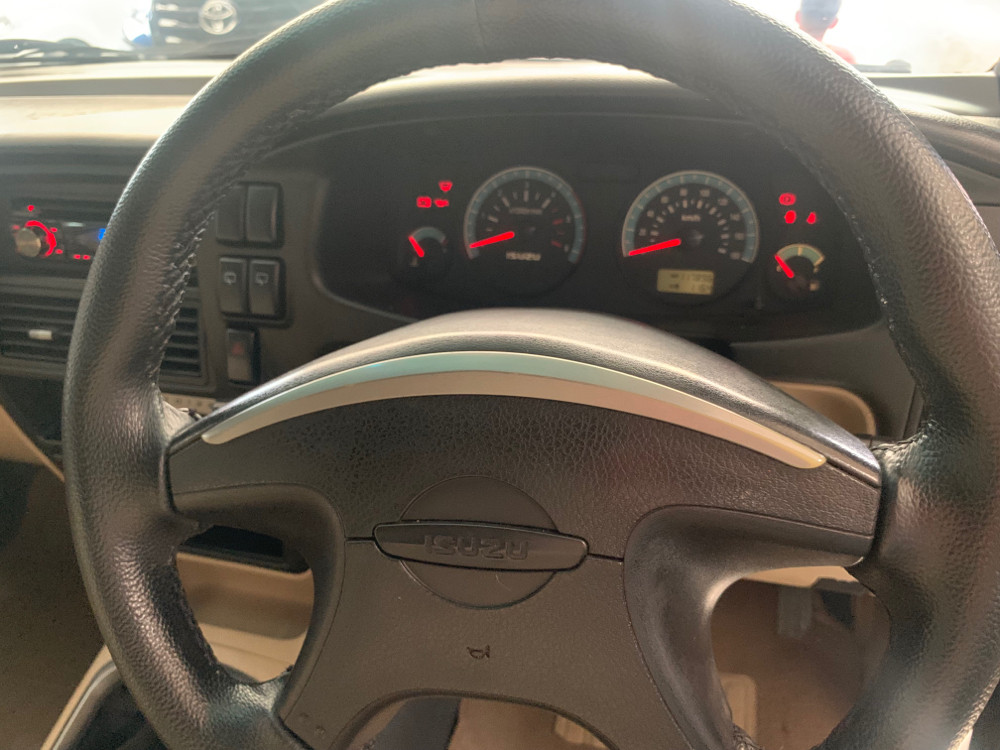 2017 Isuzu Panther 2017 Isuzu Panther