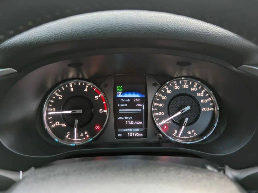 2020 Toyota Hilux Double Cabin V 2.5L MT 2020 Toyota Hilux Double Cabin V 2.5L MT