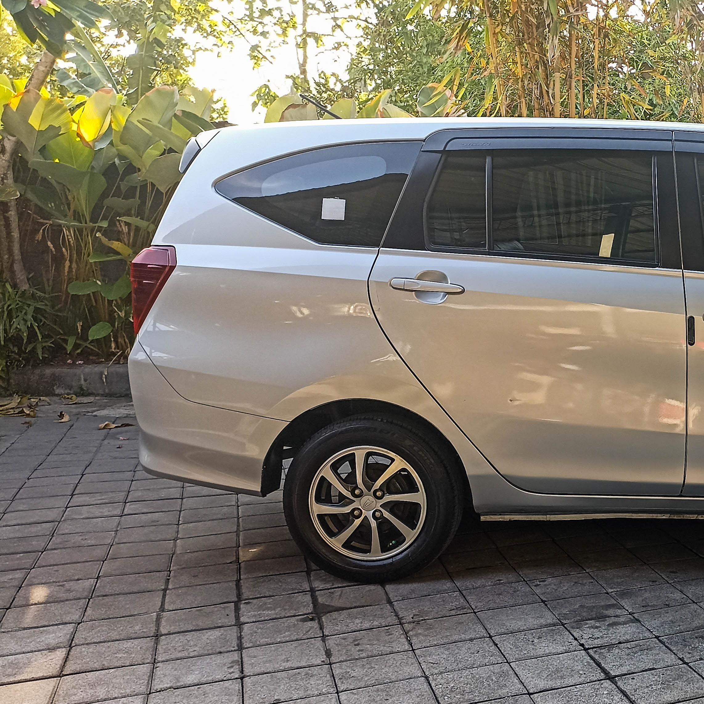 2017 Daihatsu Sigra  1.2 R AT 2017 Daihatsu Sigra  1.2 R AT