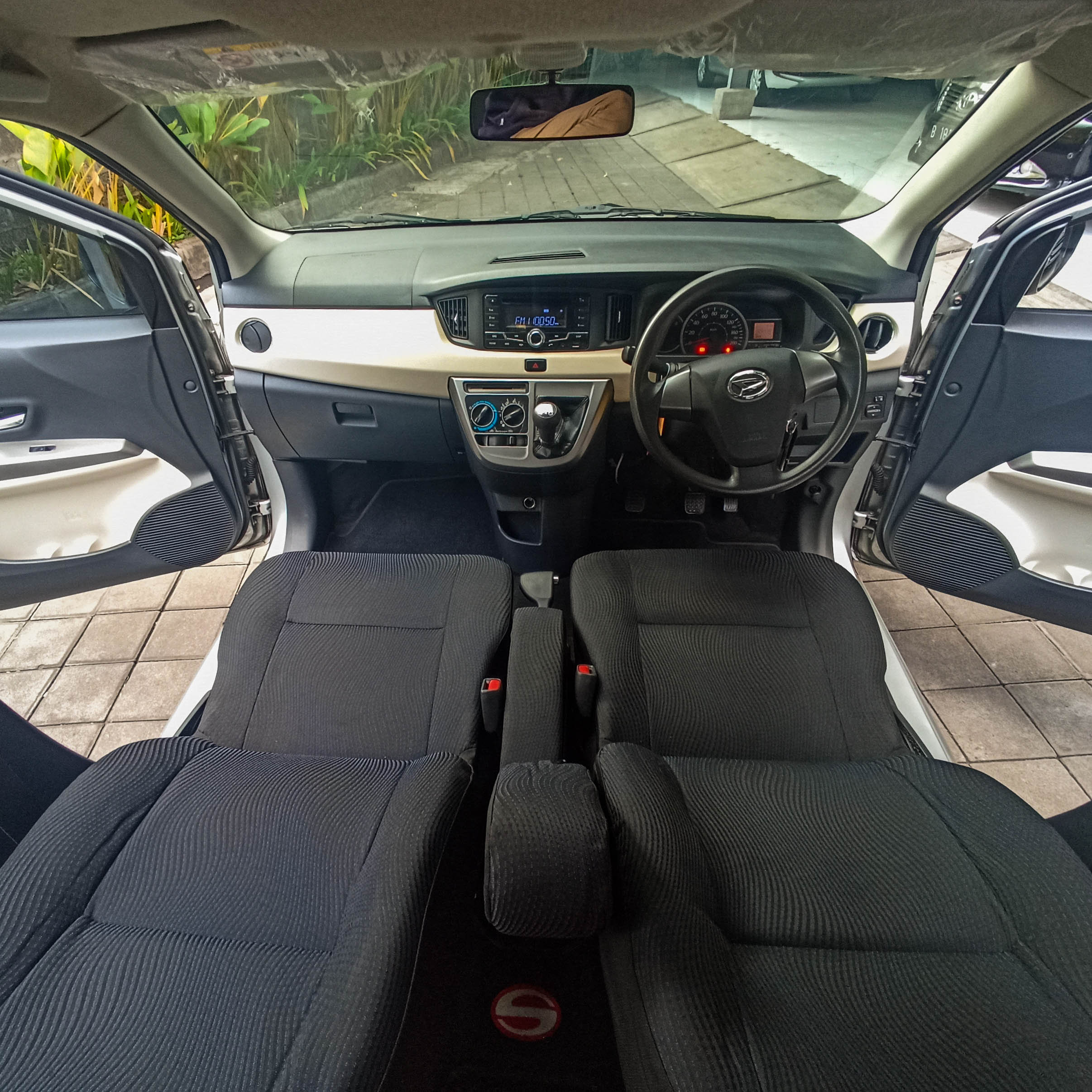 2017 Daihatsu Sigra  1.2 R AT 2017 Daihatsu Sigra  1.2 R AT