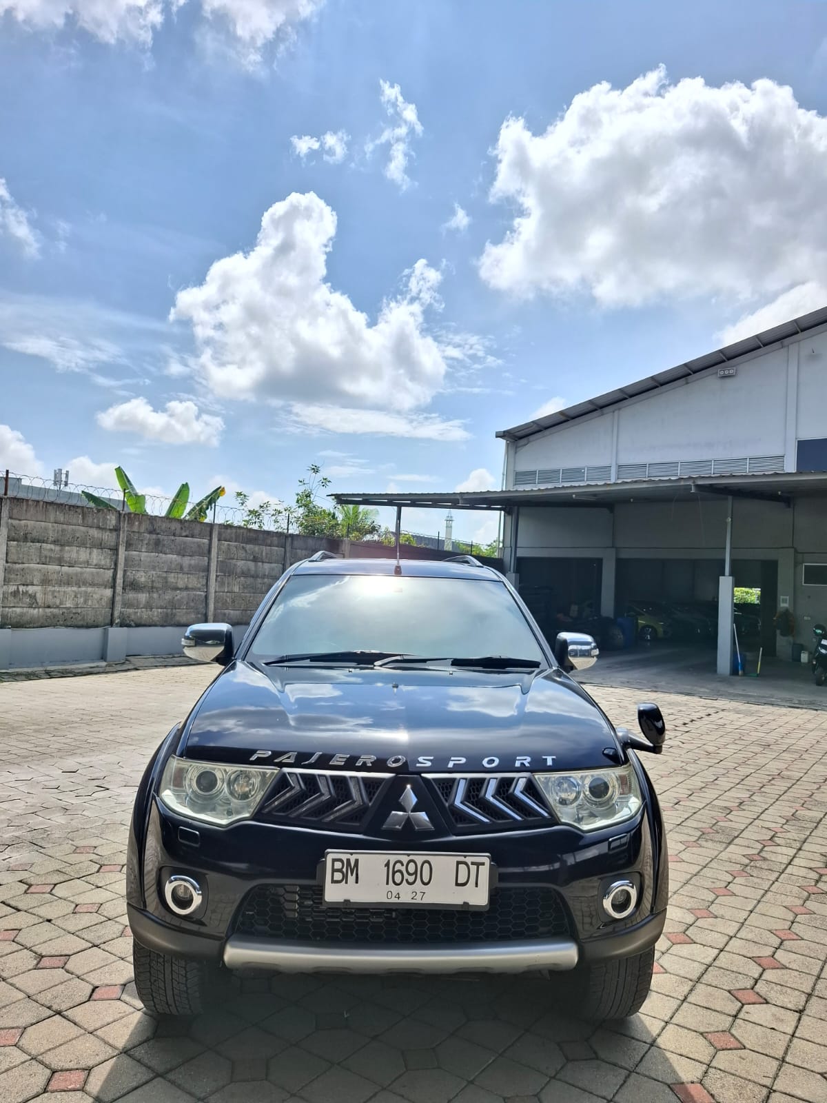2012 Mitsubishi Pajero DAKAR 4X2 2.5L AT Bekas 2012 Mitsubishi Pajero DAKAR 4X2 2.5L AT Bekas