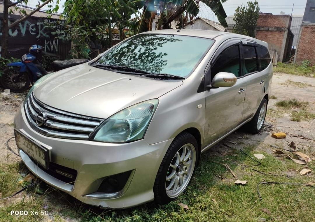 Second Hand 2013 Nissan Grand Livina  1.5 XV AT Second Hand 2013 Nissan Grand Livina  1.5 XV AT