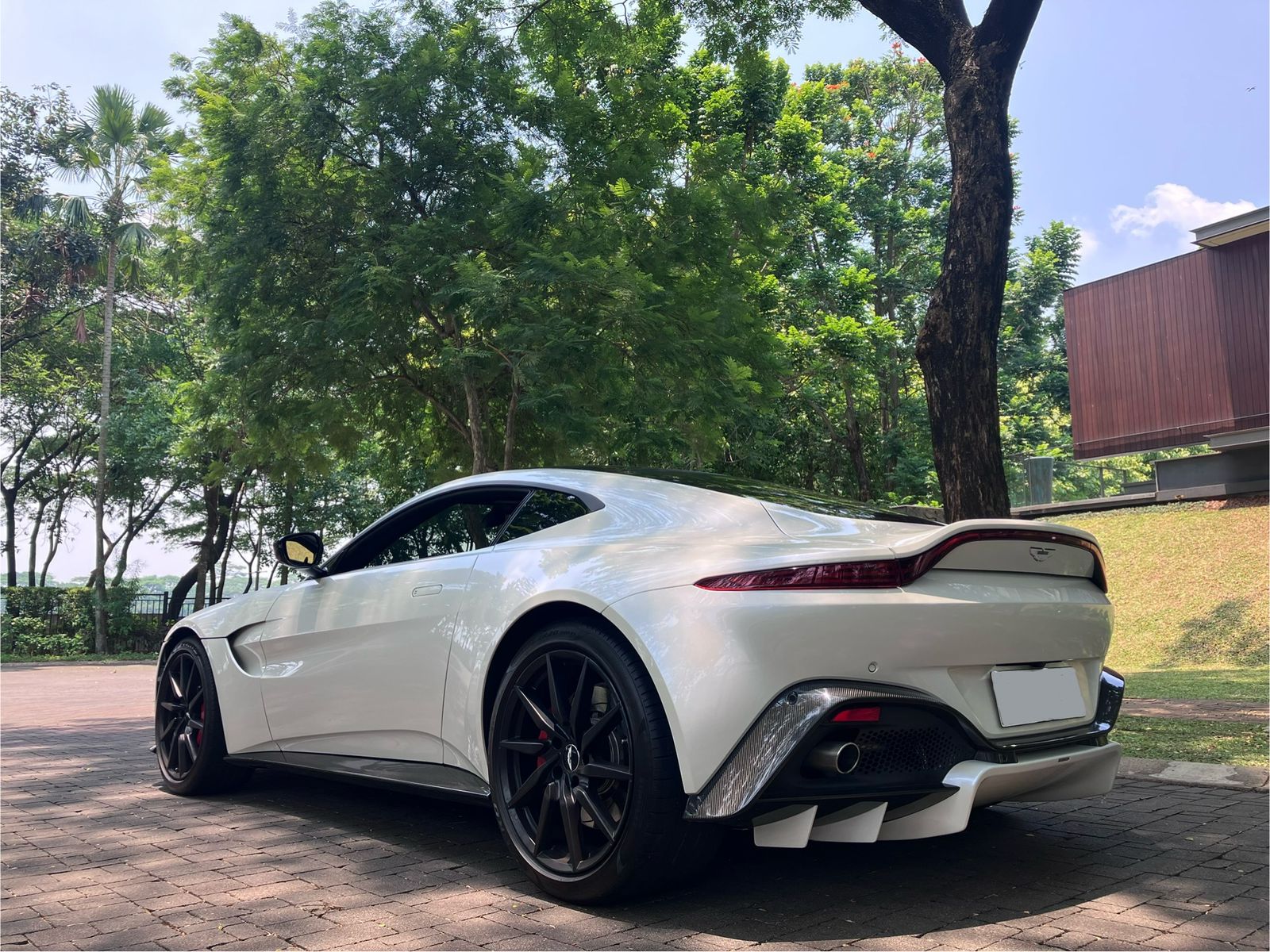 2019 Aston Martin Vantage Coupe AT 2019 Aston Martin Vantage Coupe AT