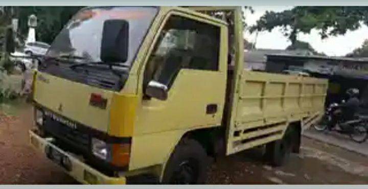 Old 2005 Mitsubishi T120SS STANDARD AND FLAT DECK PU STANDARD AND FLAT DECK PU