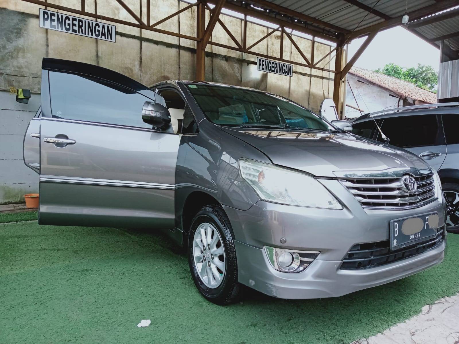 2012 Toyota Kijang Innova V Luxury A/T Gasoline V Luxury A/T Gasoline bekas