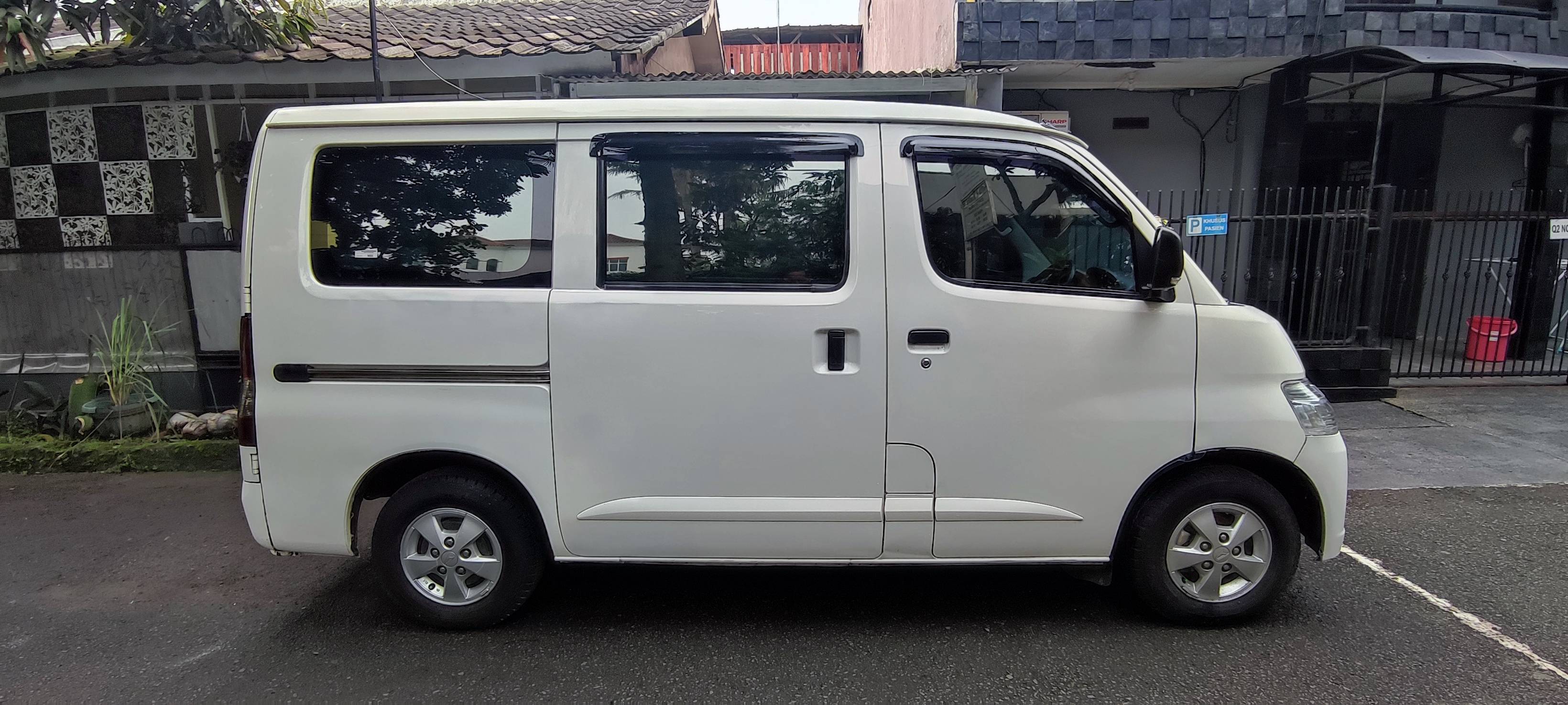 Old 2019 Daihatsu Gran Max MB Minibus 1.3L D Mini Bus MT Minibus 1.3L D Mini Bus MT