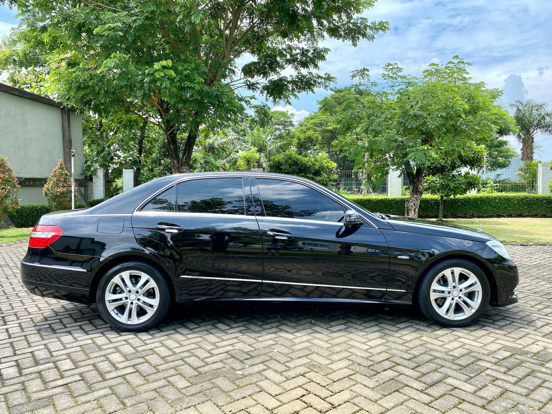 Dijual 2010 Mercedes Benz E-Class E 250 Avantgarde Line E 250 Avantgarde Line Bekas