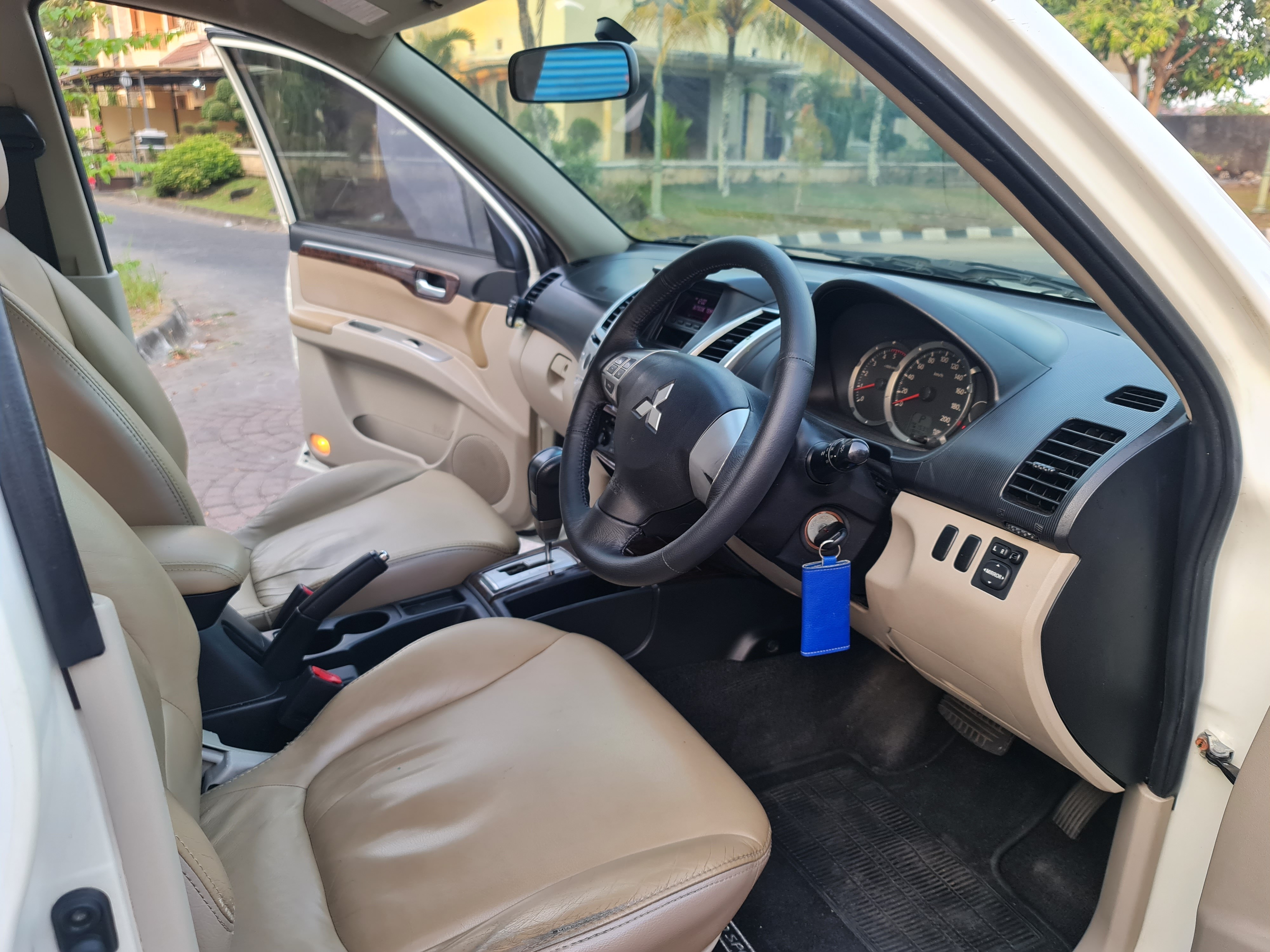 2011 Mitsubishi Pajero Sport Exceed AT 4x2 2011 Mitsubishi Pajero Sport Exceed AT 4x2