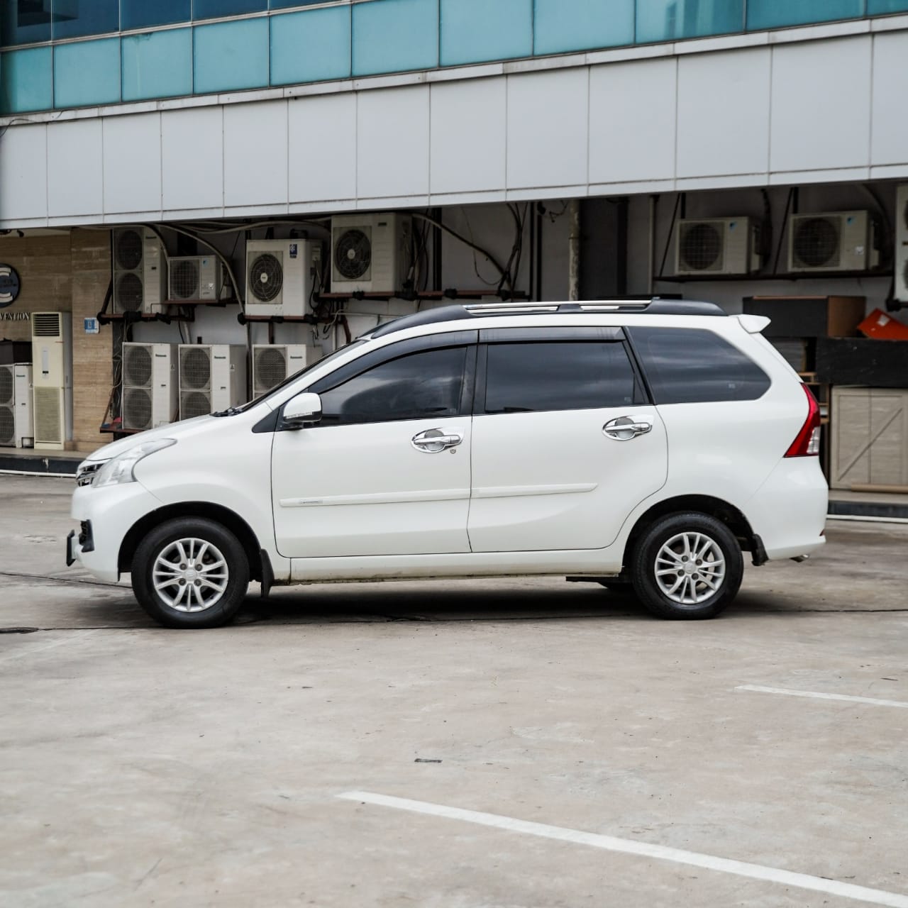 2014 Daihatsu Xenia  1.0 M MT DELUXE 2014 Daihatsu Xenia  1.0 M MT DELUXE