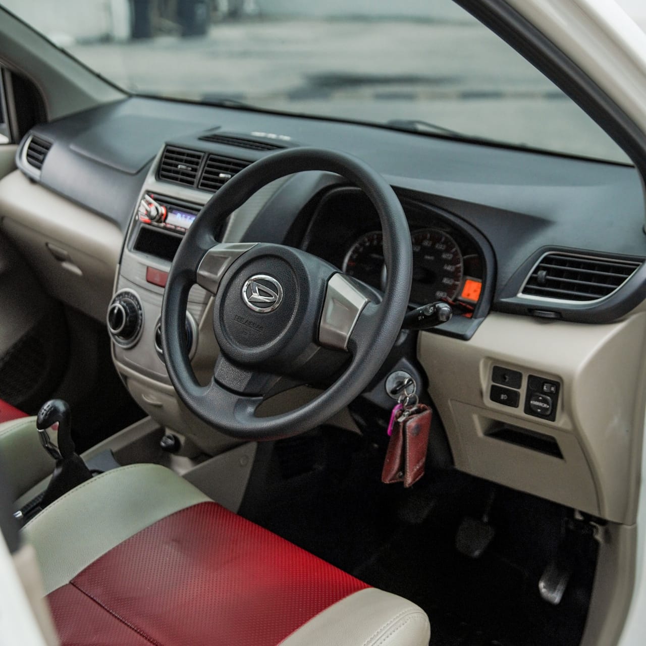 2014 Daihatsu Xenia  1.0 M MT DELUXE 2014 Daihatsu Xenia  1.0 M MT DELUXE