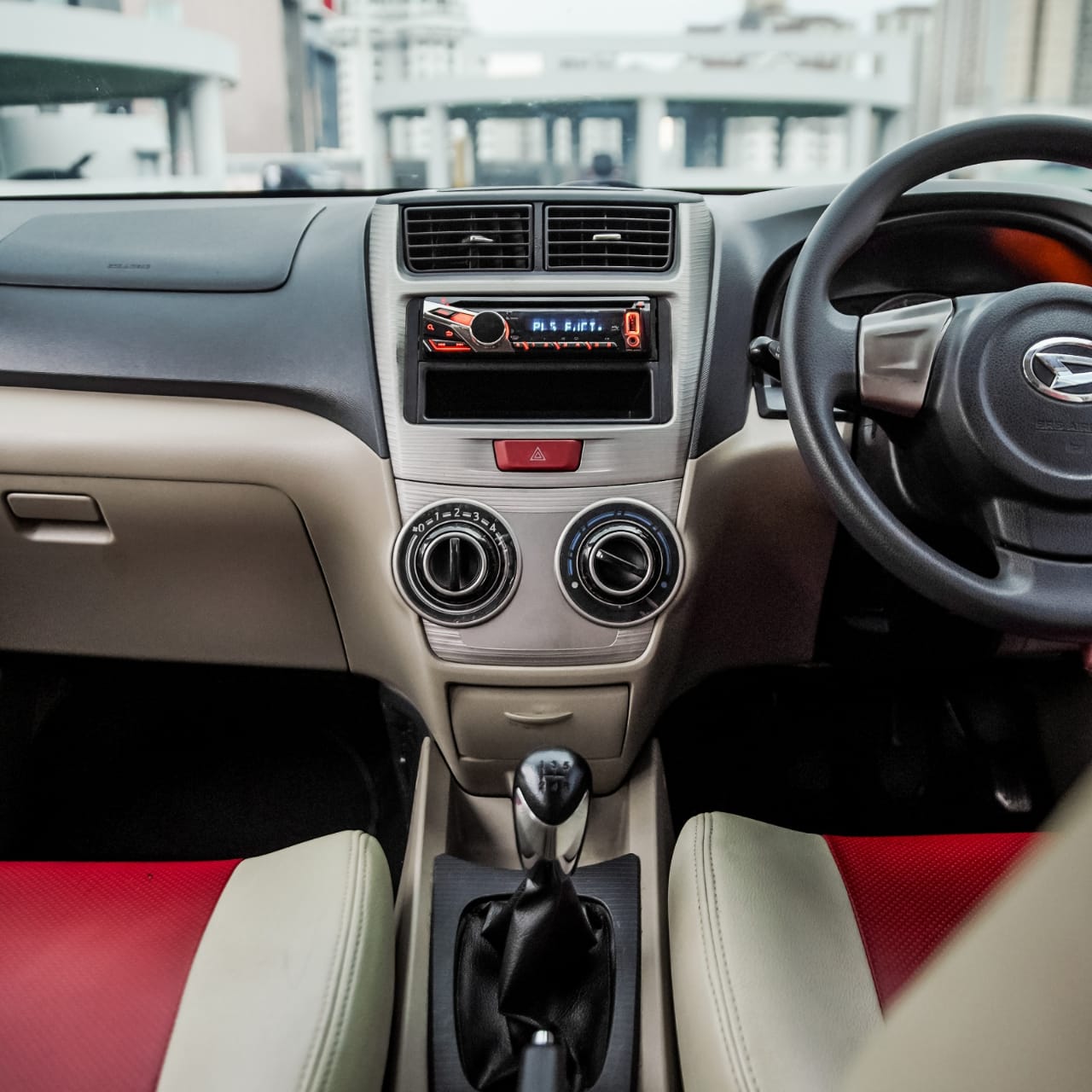 2014 Daihatsu Xenia  1.0 M MT DELUXE 2014 Daihatsu Xenia  1.0 M MT DELUXE