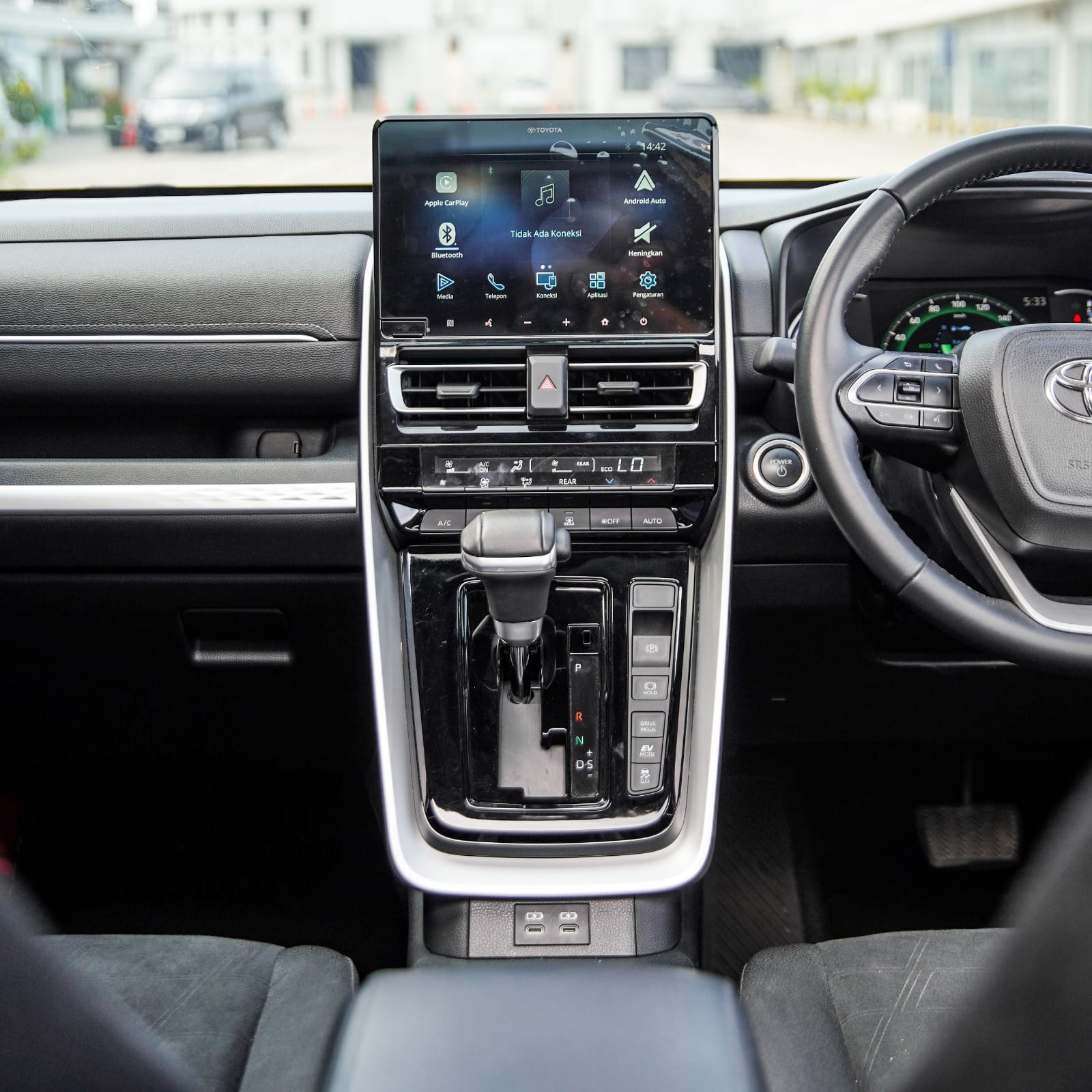 2022 Toyota Kijang Innova Zenix Hybrid EV 2022 Toyota Kijang Innova Zenix Hybrid EV