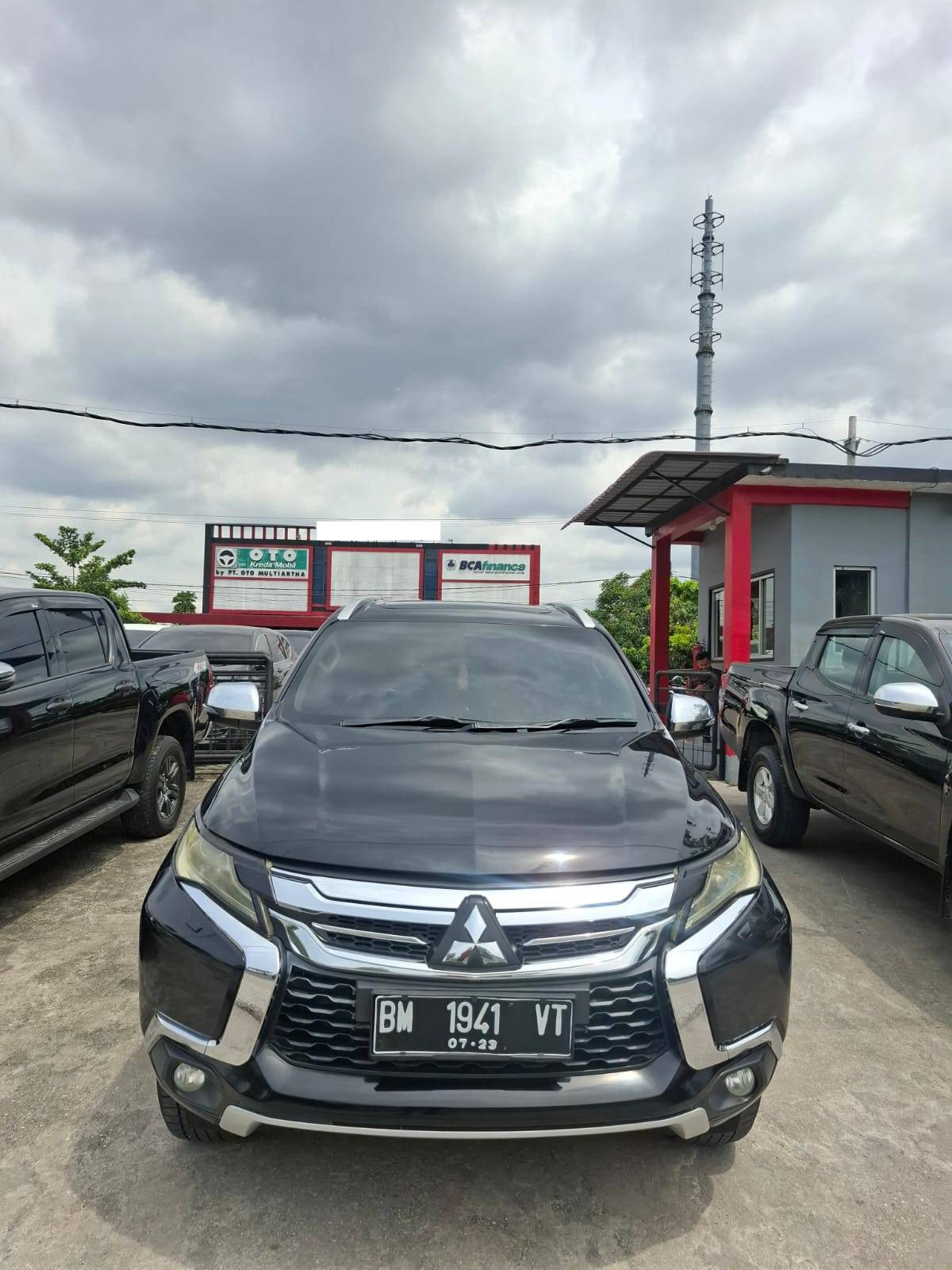 Second Hand 2016 Mitsubishi Pajero DAKAR 4X4 2.5L AT Second Hand 2016 Mitsubishi Pajero DAKAR 4X4 2.5L AT