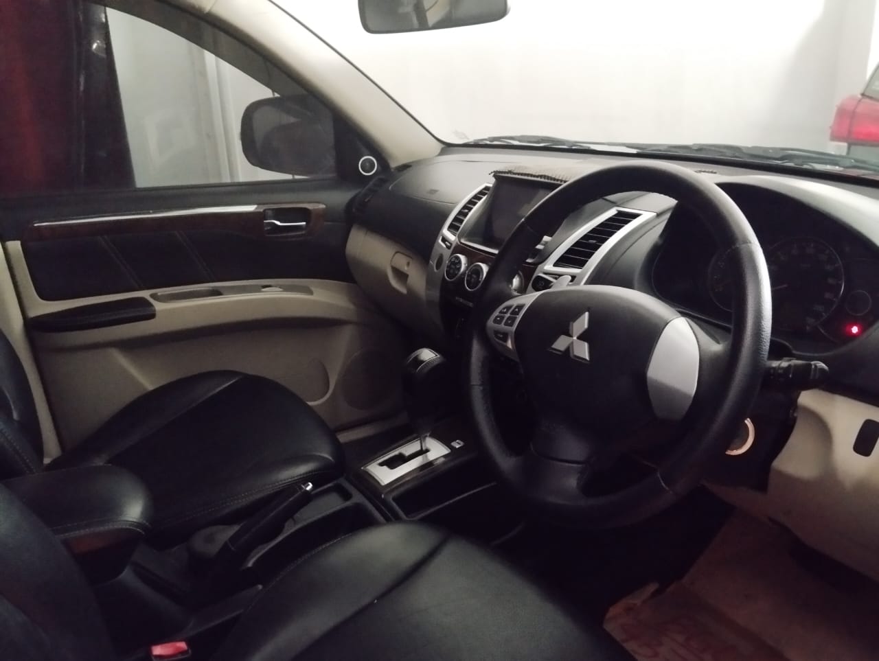 2012 Mitsubishi Pajero Sport Dakar AT 4x2 2012 Mitsubishi Pajero Sport Dakar AT 4x2