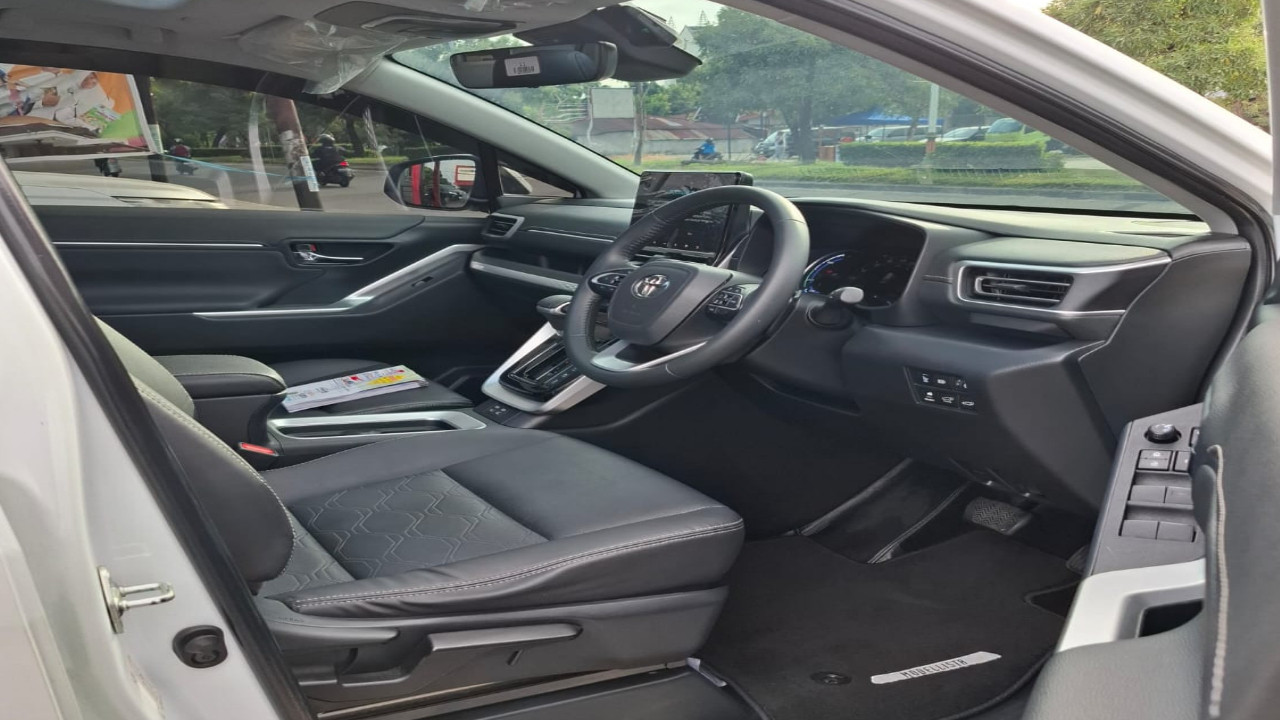 2022 Toyota Kijang Innova Zenix Hybrid EV 2022 Toyota Kijang Innova Zenix Hybrid EV