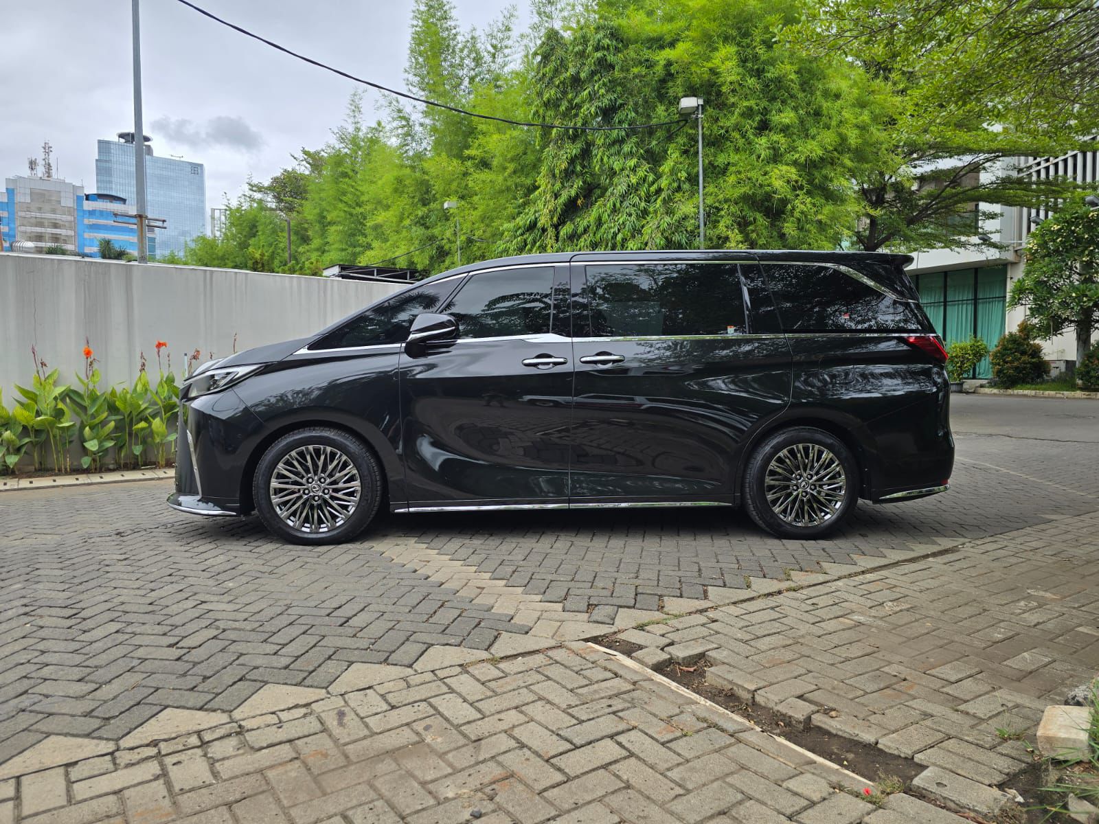 2024 Lexus LM 350h 7-Seater 2024 Lexus LM 350h 7-Seater