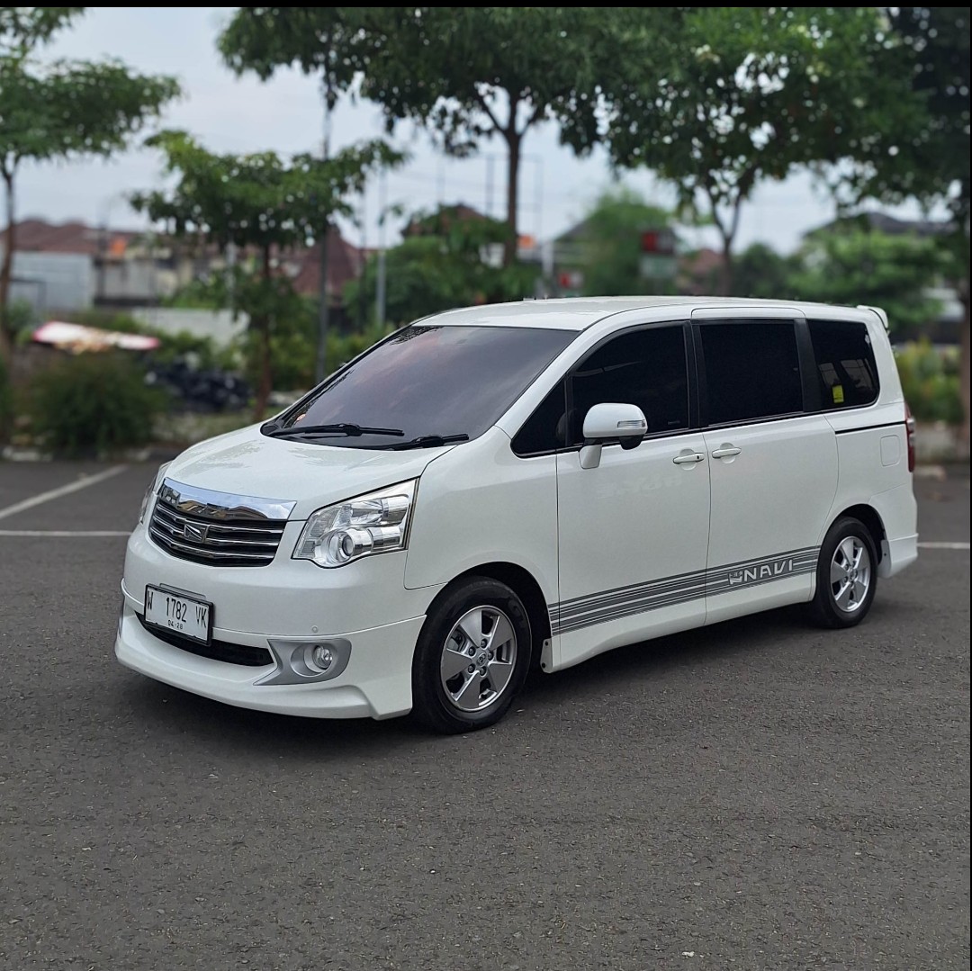 2013 Toyota NAV1  V A/T 2013 Toyota NAV1  V A/T