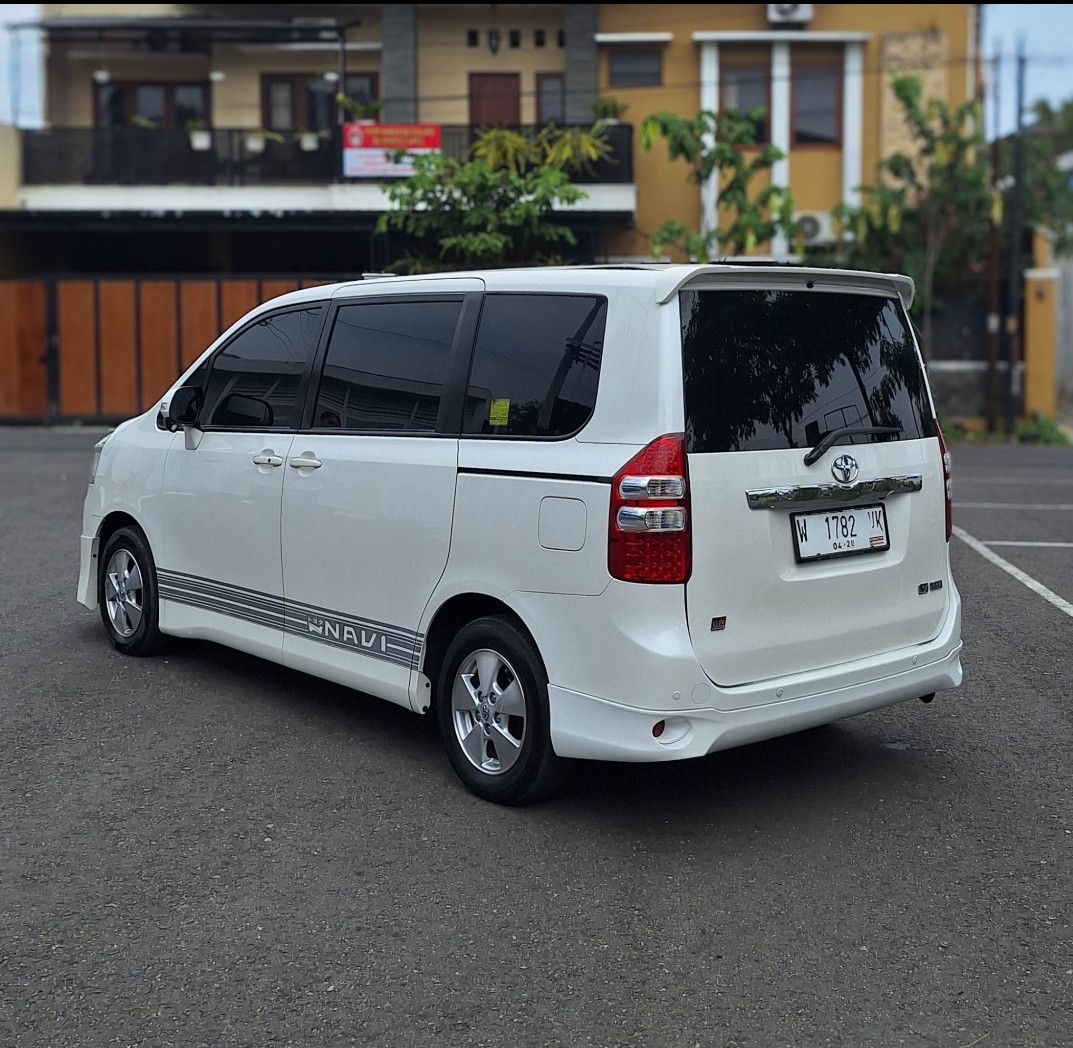 2013 Toyota NAV1  V A/T 2013 Toyota NAV1  V A/T