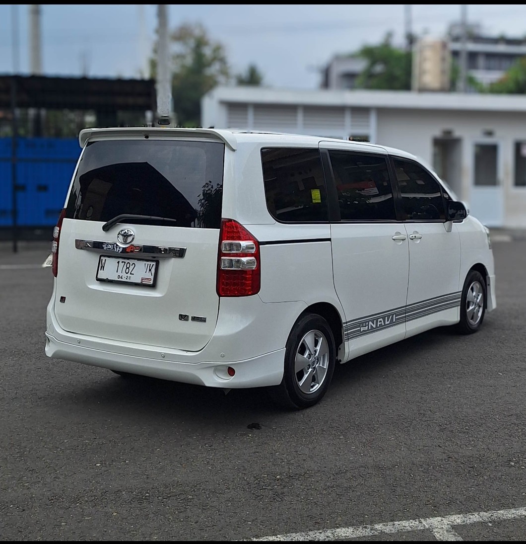 2013 Toyota NAV1  V A/T 2013 Toyota NAV1  V A/T