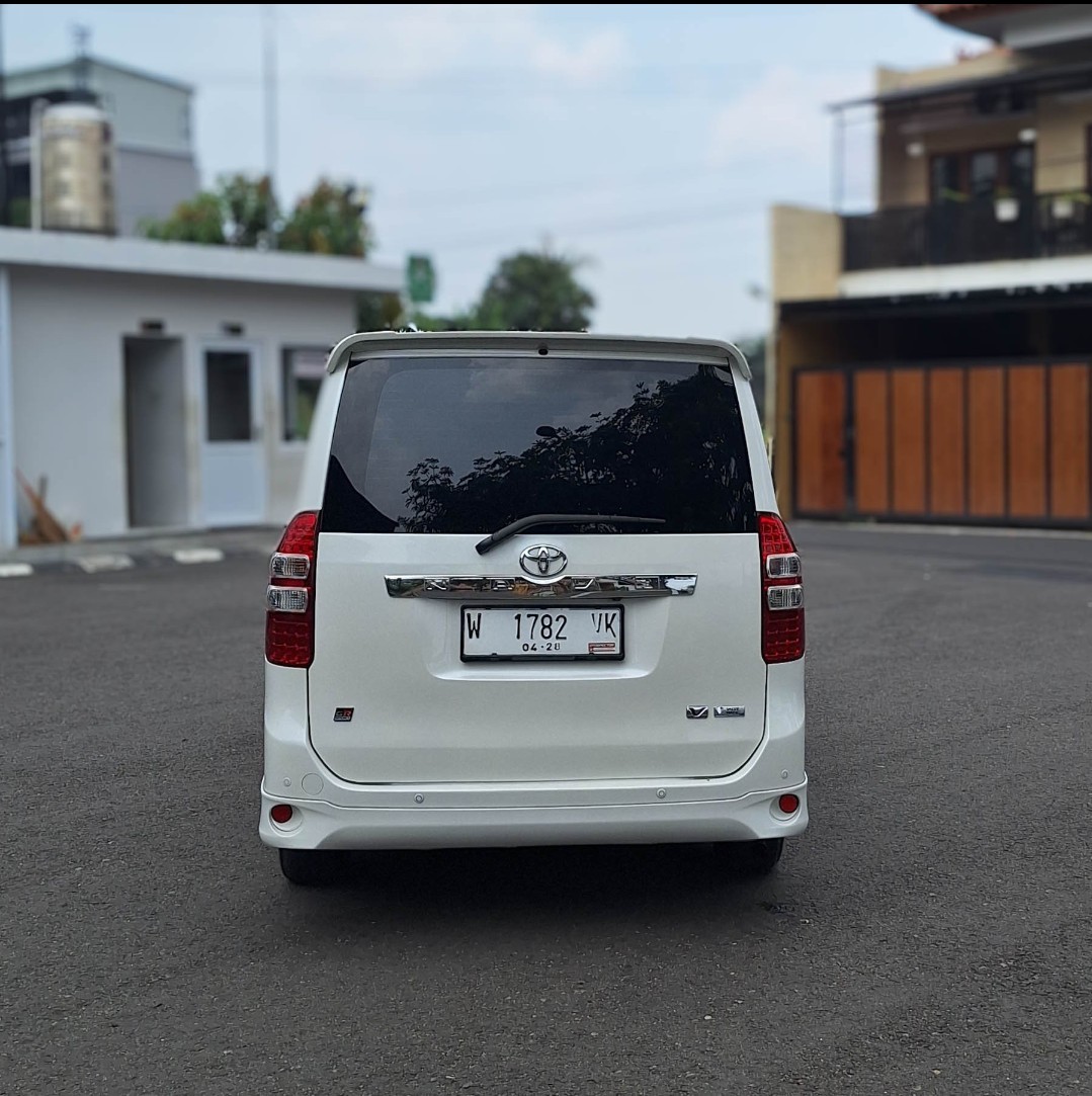 2013 Toyota NAV1  V A/T 2013 Toyota NAV1  V A/T