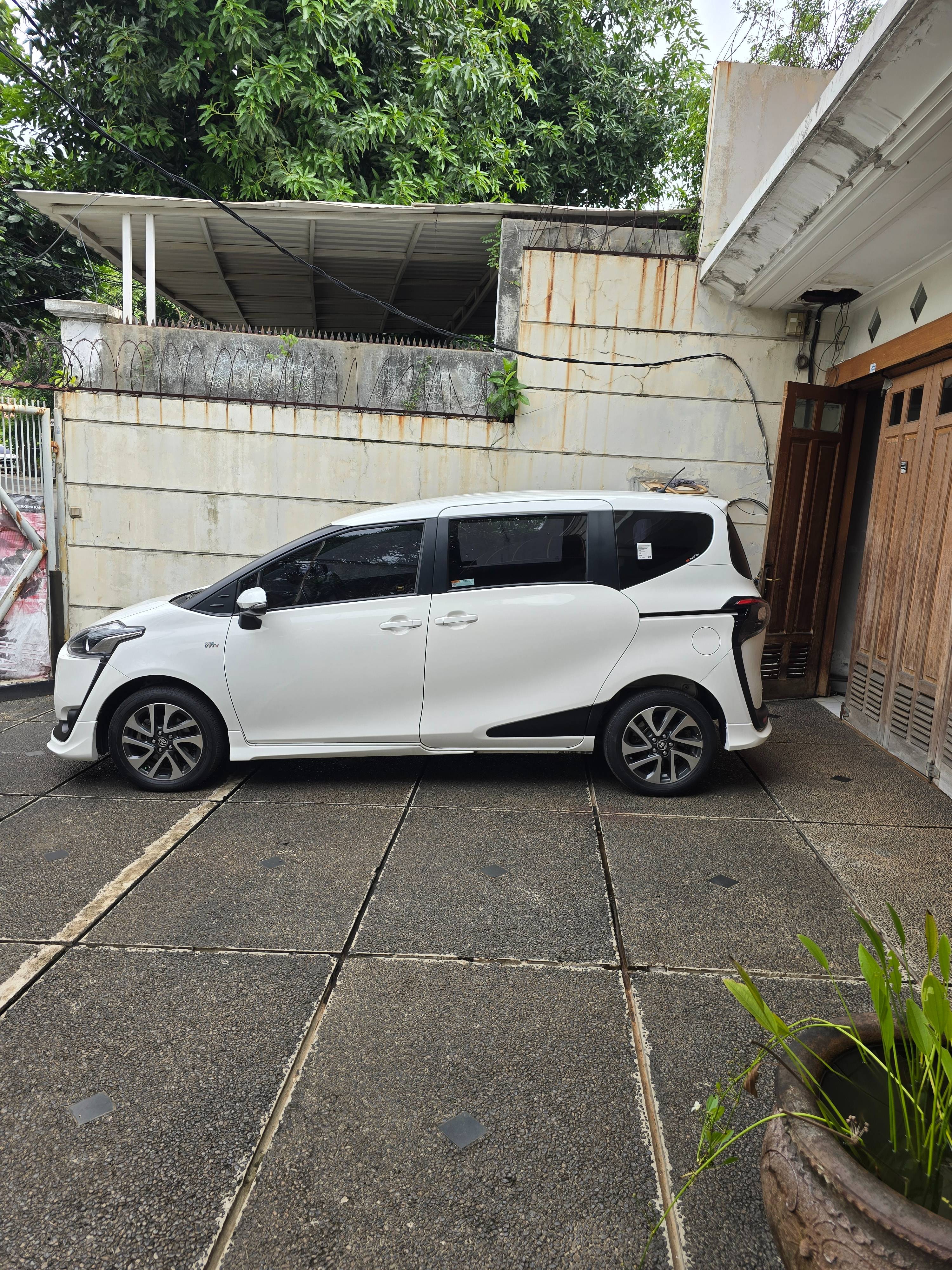 2017 Toyota Sienta 2017 Toyota Sienta