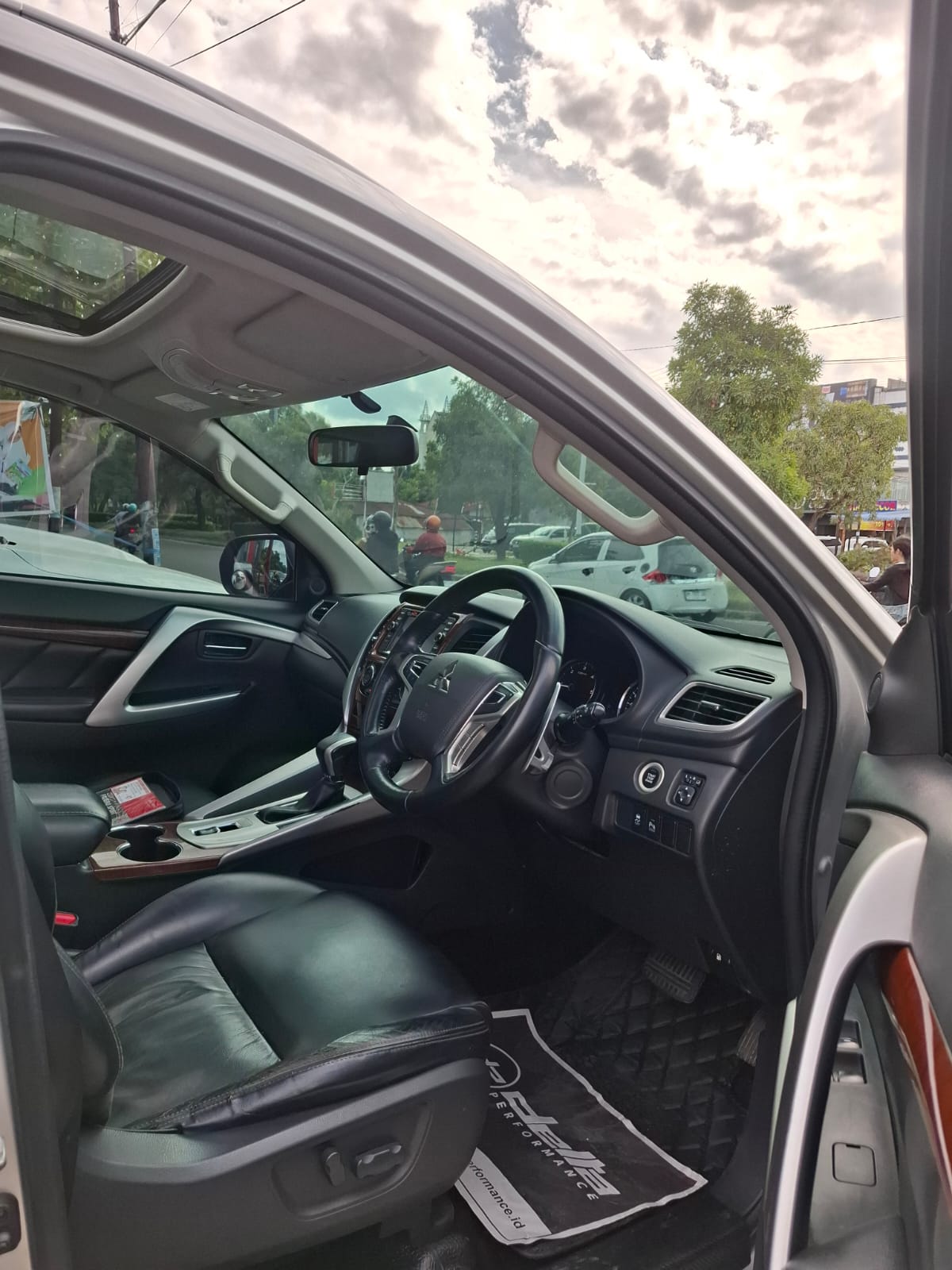 2016 Mitsubishi Pajero Sport Dakar AT 4x2 2016 Mitsubishi Pajero Sport Dakar AT 4x2