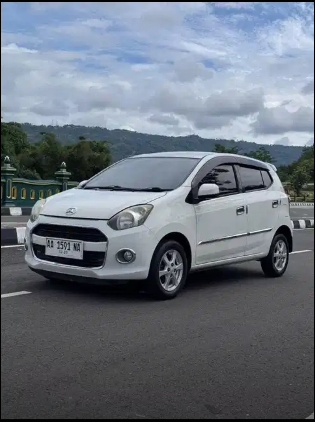 2015 Daihatsu Ayla  1.0 X MT 2015 Daihatsu Ayla  1.0 X MT